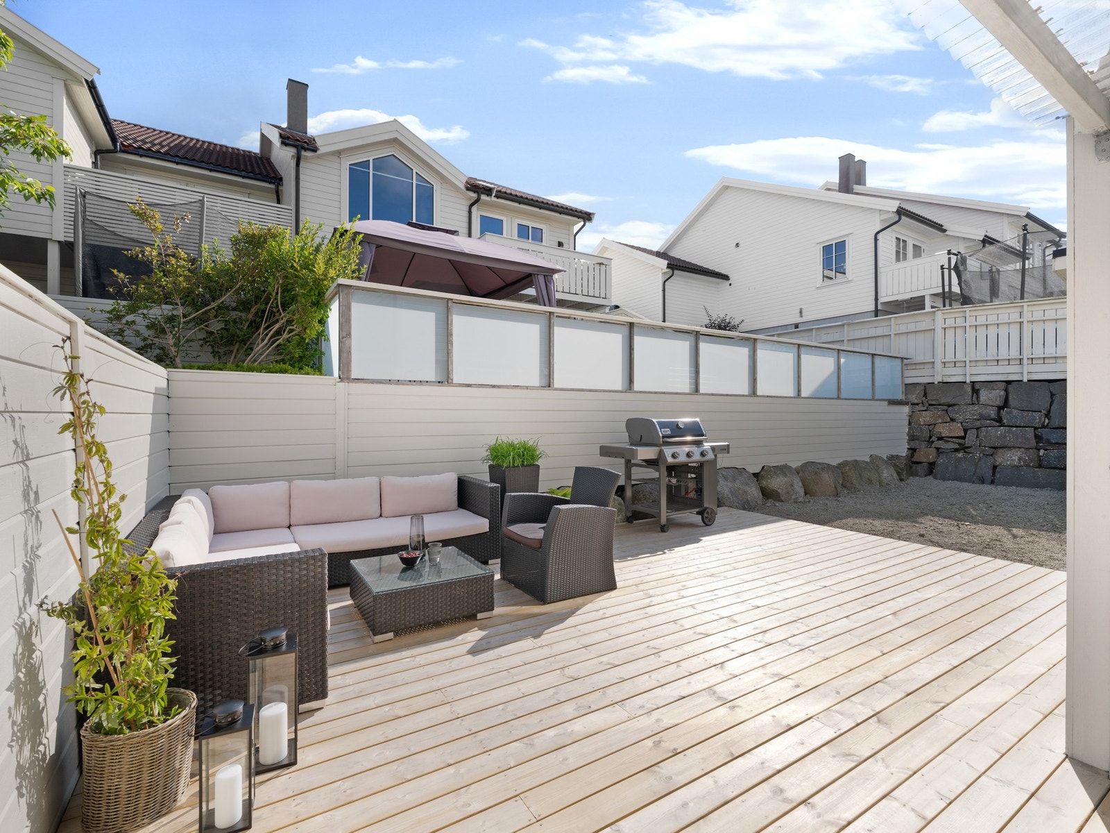 Fra kjøkkenet har man utgang til boligens andre terrasse. Galleribilde