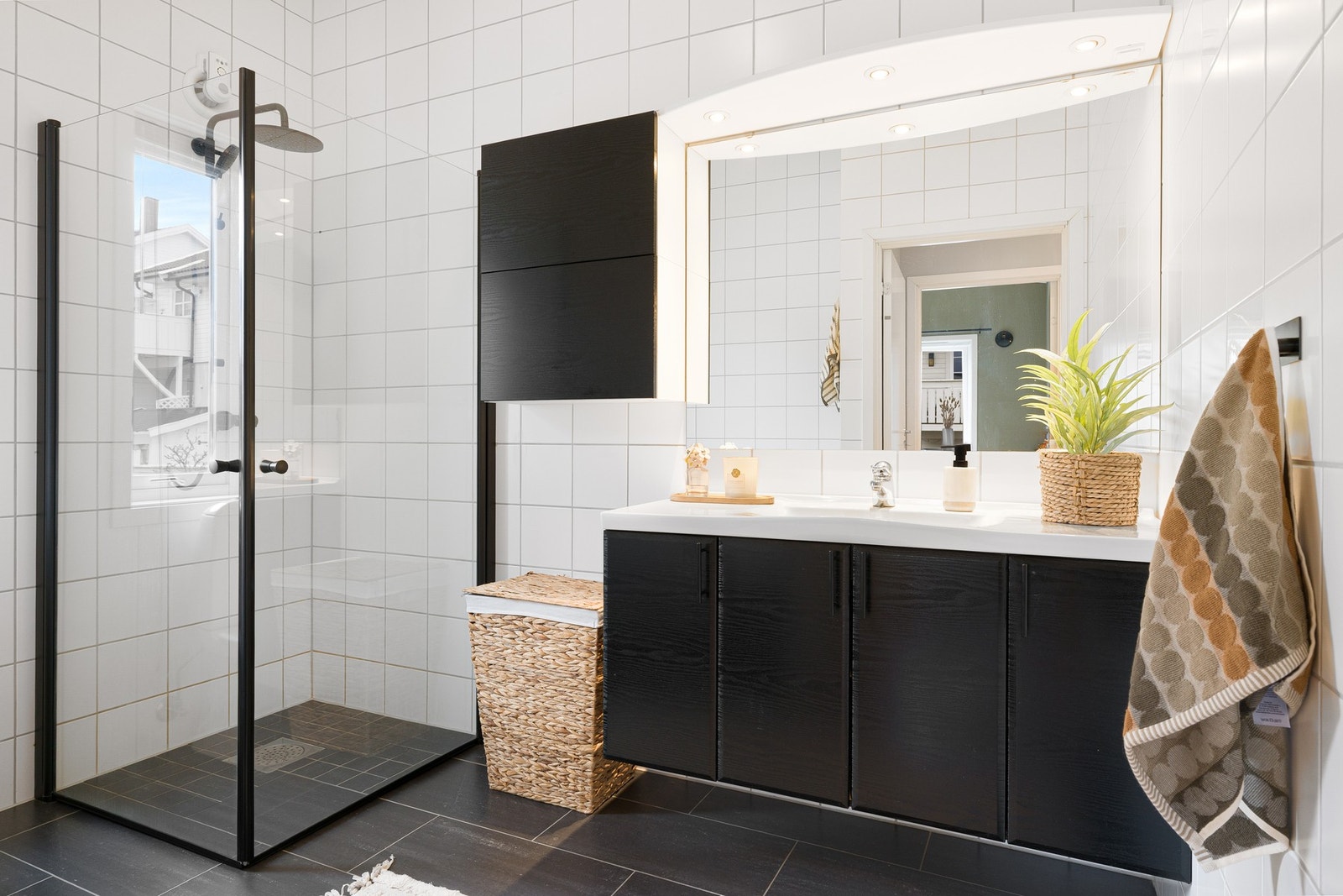 Badet i 2. etasje har flislagte overflater på både gulv og vegger. Galleribilde