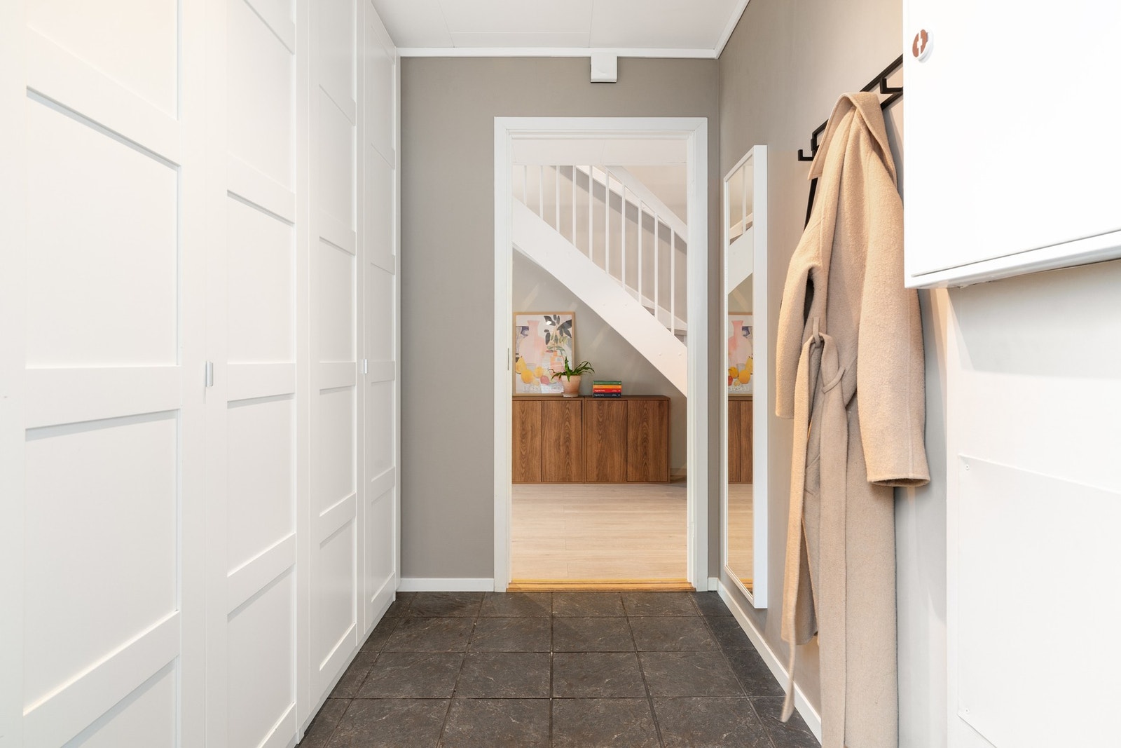 Entréen gir et godt førsteinntrykk med lyse overflater og en romslig utforming. Her er det godt med plass til å henge fra seg yttertøy og sette fra seg sko, og det er også plass til garderobeskap for ekstra oppbevaring. Galleribilde