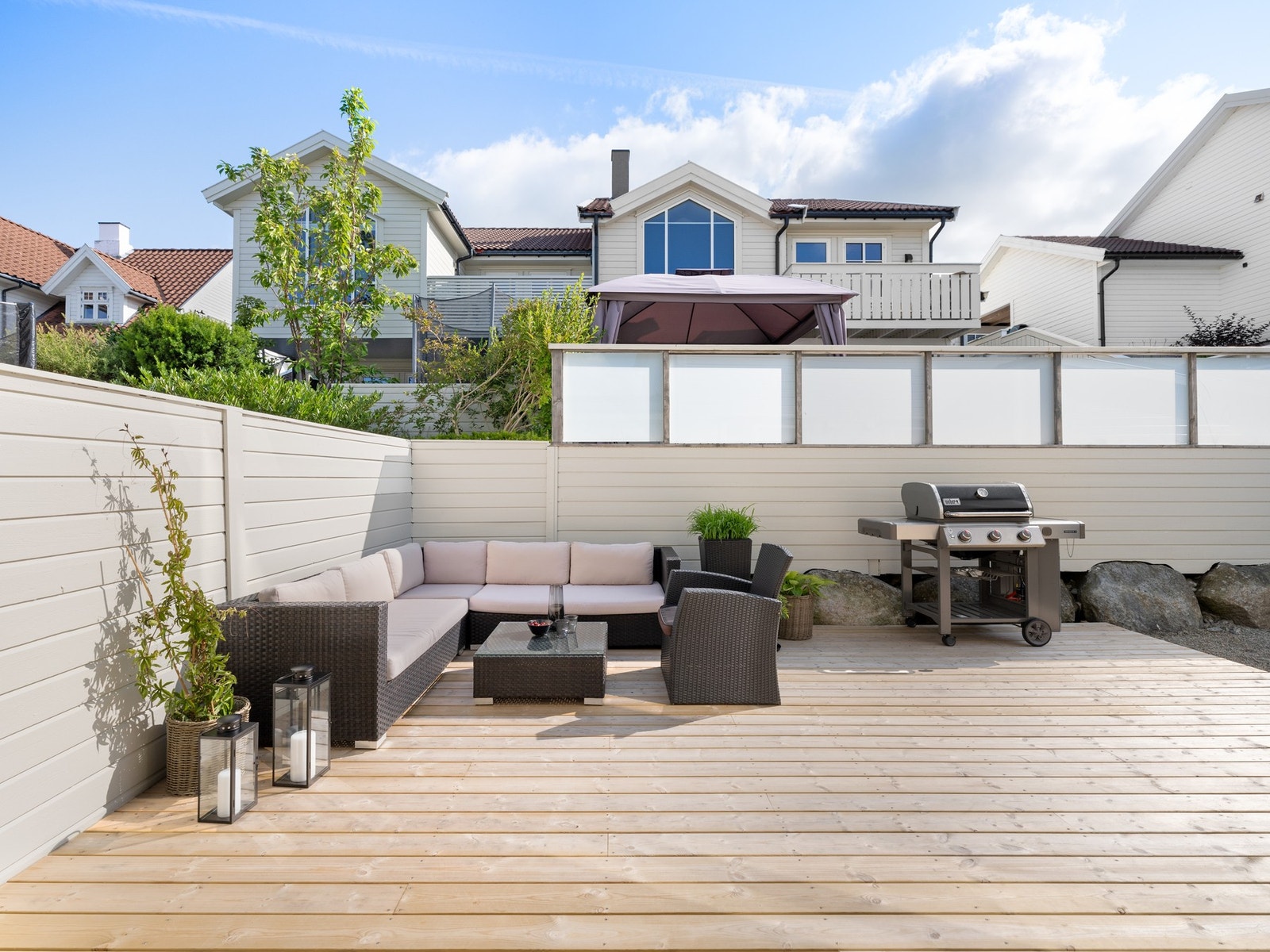 Tomten fremstår som velholdt og gjennomtenkt, godt tilrettelagt for både sosiale sammenkomster, rolige uteopphold og hverdagsliv. Galleribilde