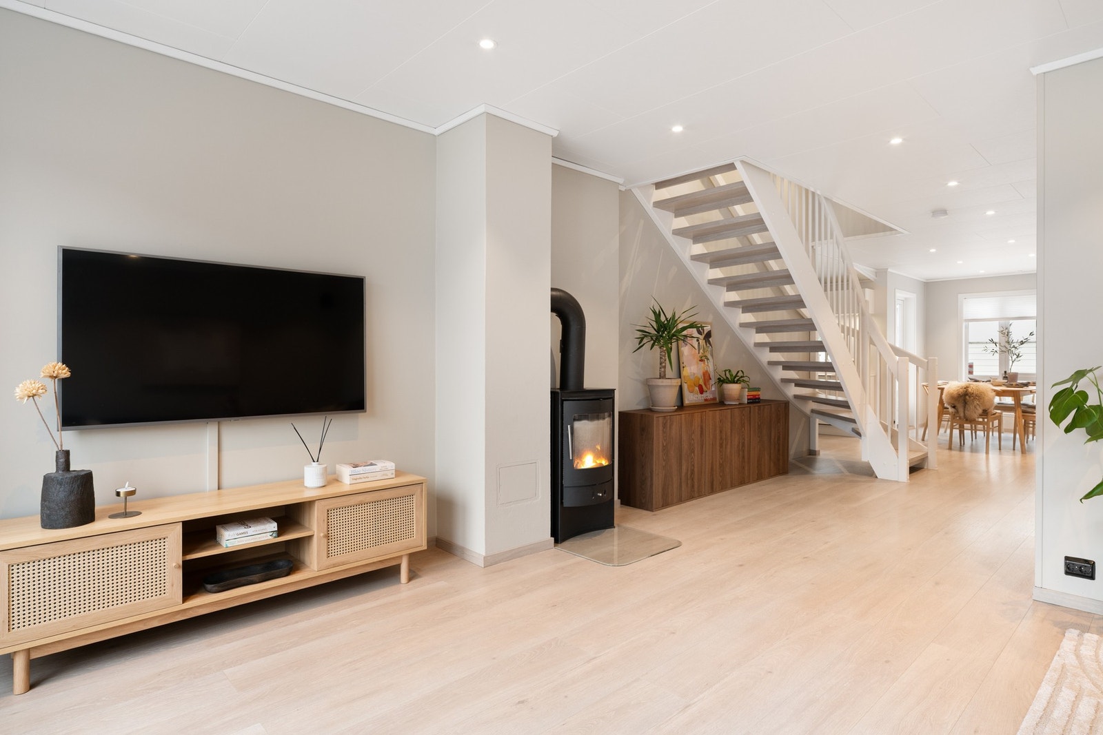 I stuen har man også en peis som skaper en lun atmosfære på kalde vinterkvelder. Galleribilde