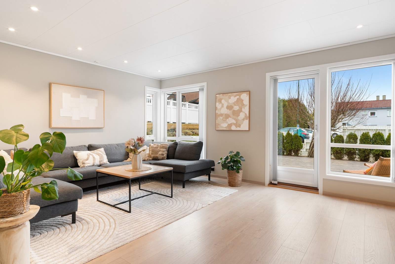 Stuen er av god størrelse og oppleves som luftig og romslig. Galleribilde