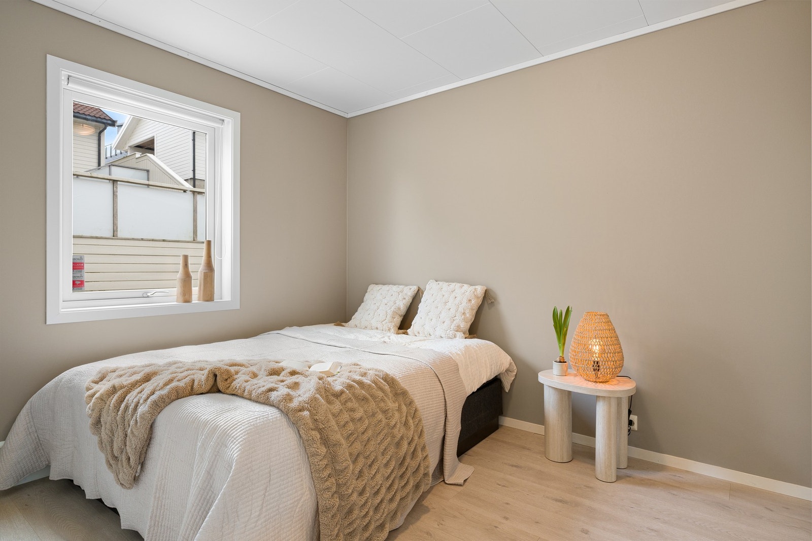 Et av boligens soverom finner du i boligens 1. etasje. Galleribilde