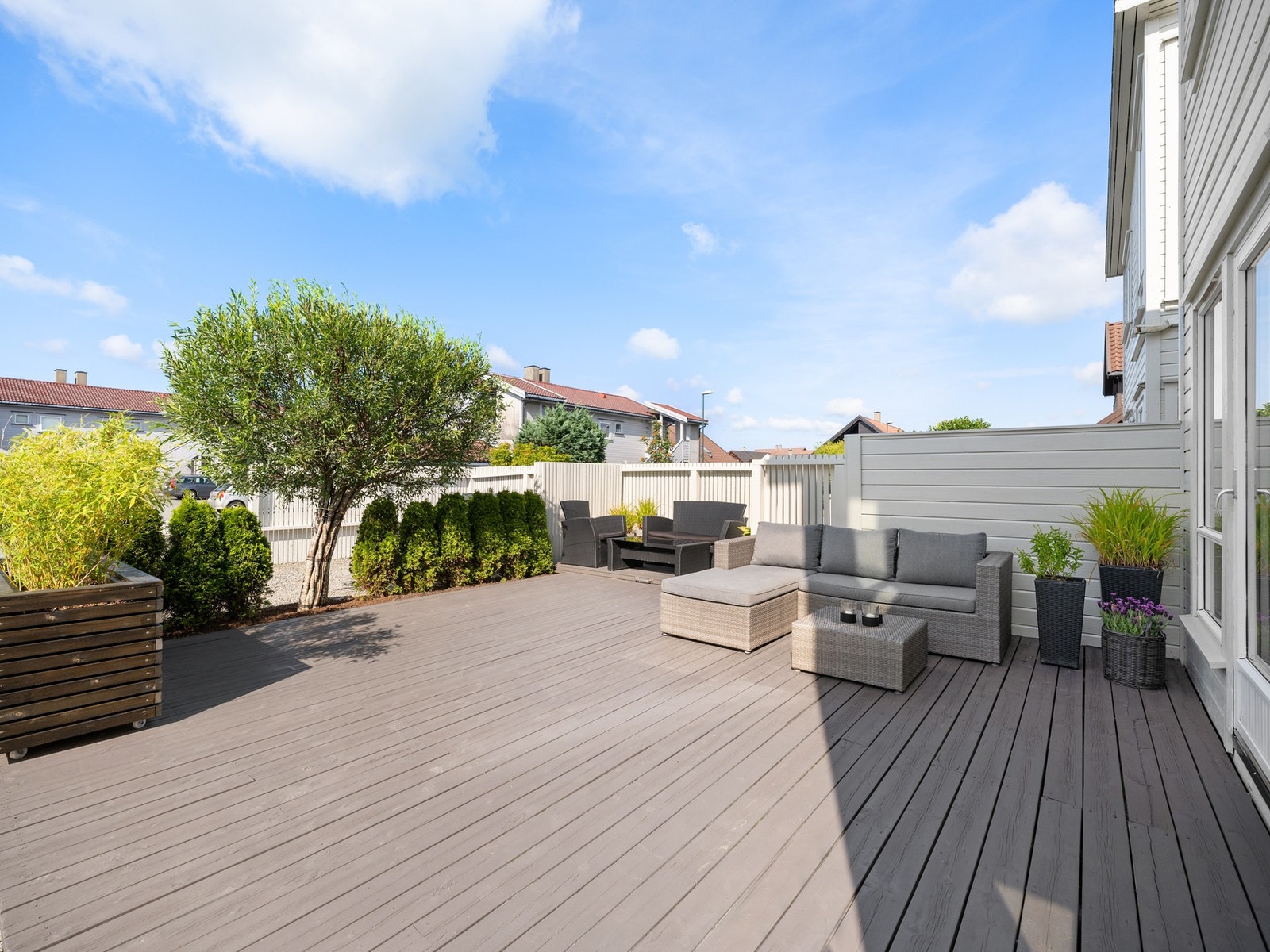 Boligen har et flott opparbeidet uteområde med grus, terrasse og beplantning. Galleribilde
