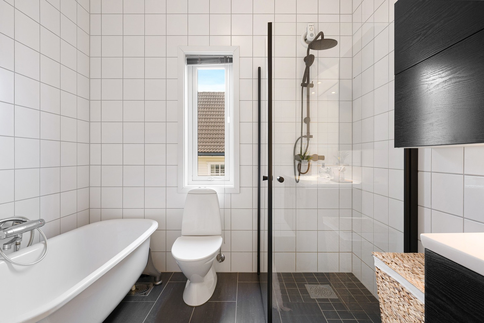 Innredningen består av en praktisk baderomsinnredning med nedfelt servant, toalett og dusjhjørne. Galleribilde