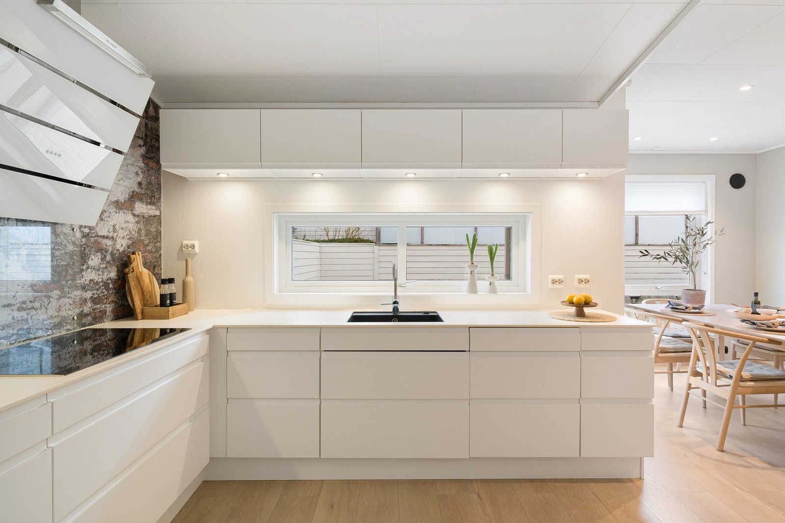 Et funksjonelt kjøkken som er godt tilrettelagt for daglig bruk med gode arbeidsmuligheter. Galleribilde