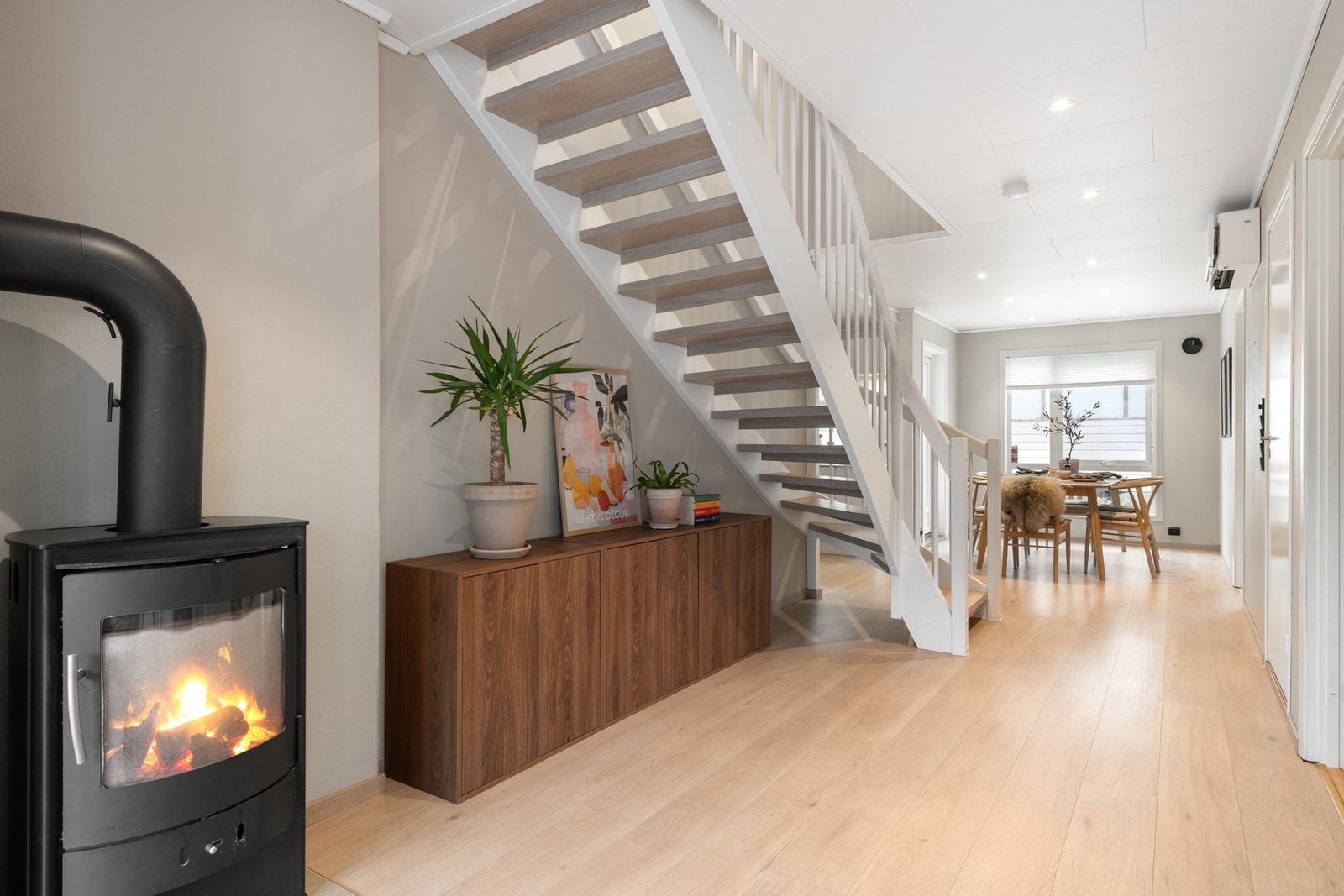 Boligen har ellers oppvarming via varmepumpe montert i 2024. Galleribilde