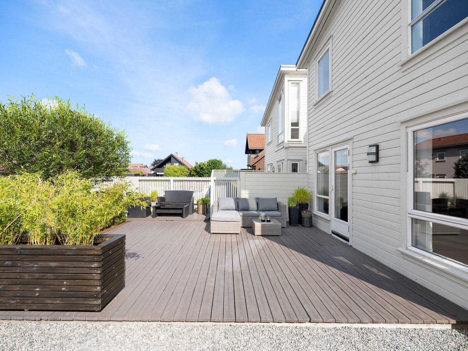 Terrassen er av god størrelse med plass til ønsket møblement. Galleribilde