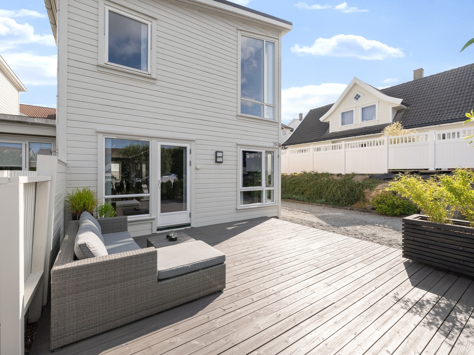 På sommerstid blir terrassen som en forlengelse av stuen. Galleribilde