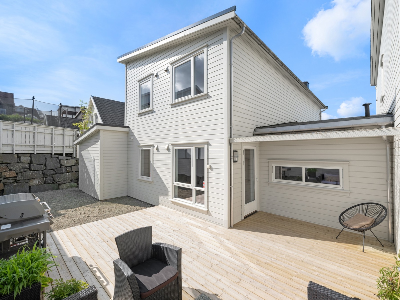 Boligen har en terrasse på fremsiden og en på baksiden av boligen. Her kan man nyte av gode solforhold. Galleribilde