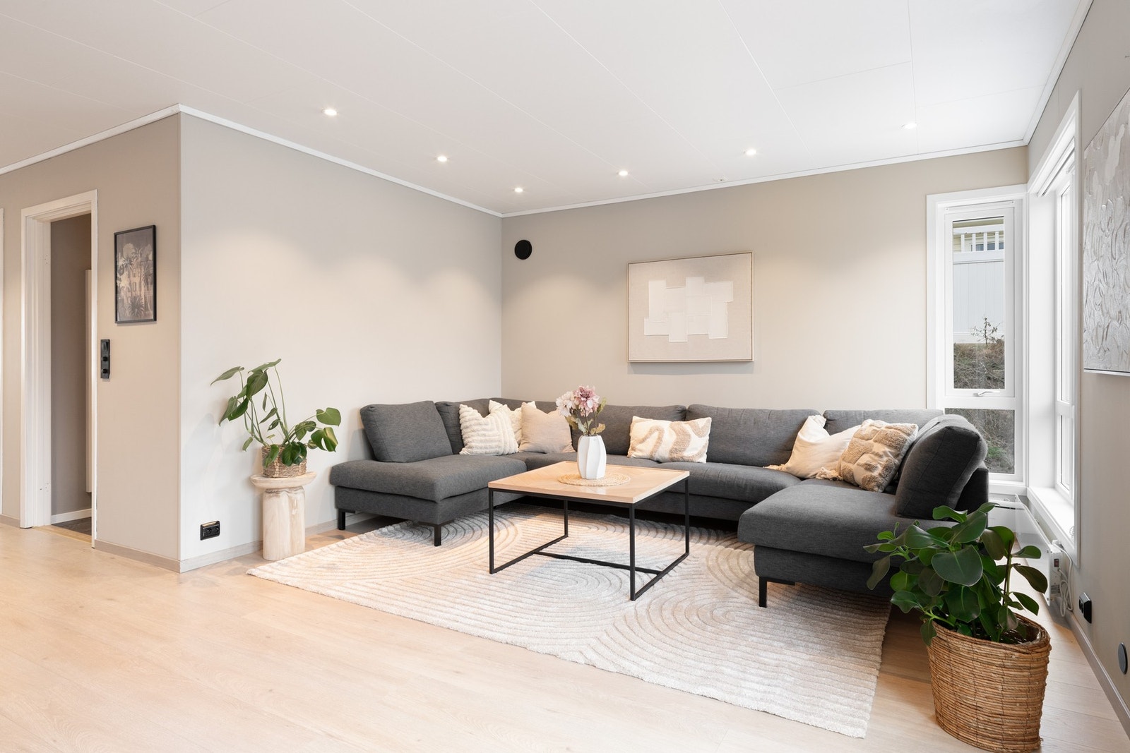 Rommets utforming gir stor fleksibilitet når det kommer til møblering, og det kan enkelt tilpasses ulike behov. Galleribilde