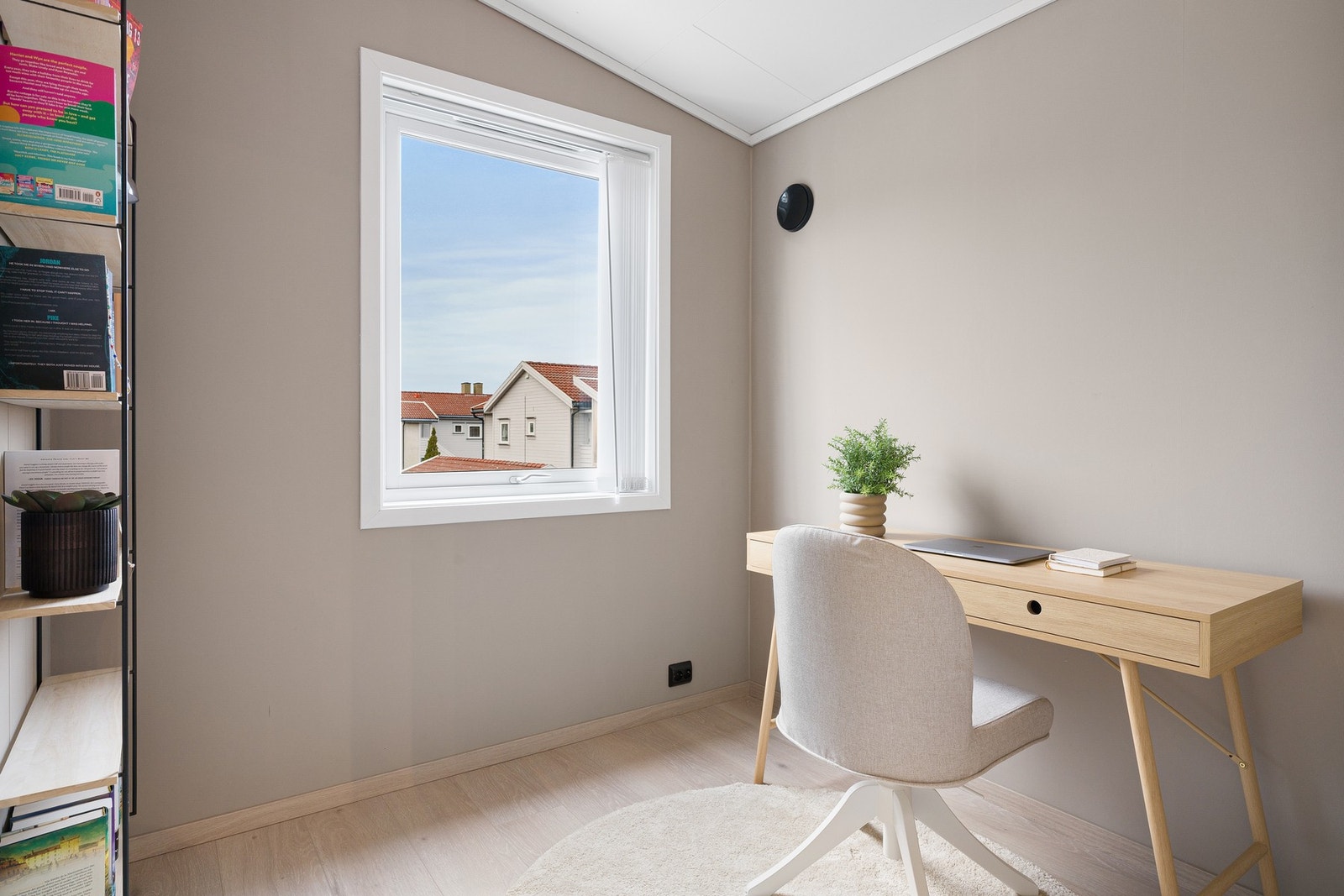 Med nøytrale overflater, er alle rommene lette å møblere og tilpasse etter egne ønsker. Galleribilde