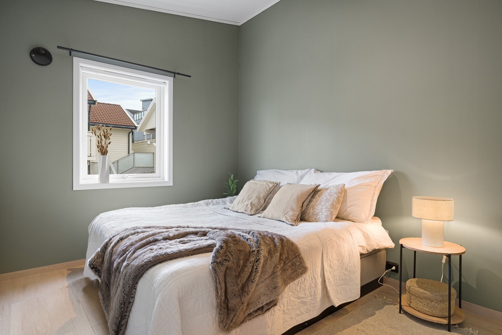 Hovedsoverommet er malt i en lun farge og gir plass til dobbeltseng og tilhørende møblement Galleribilde