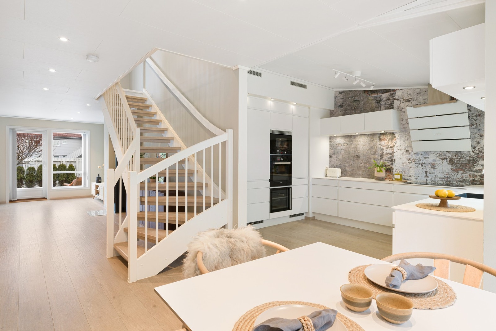 Boligen har et stilrent og funksjonelt kjøkken med moderne innredning. Galleribilde