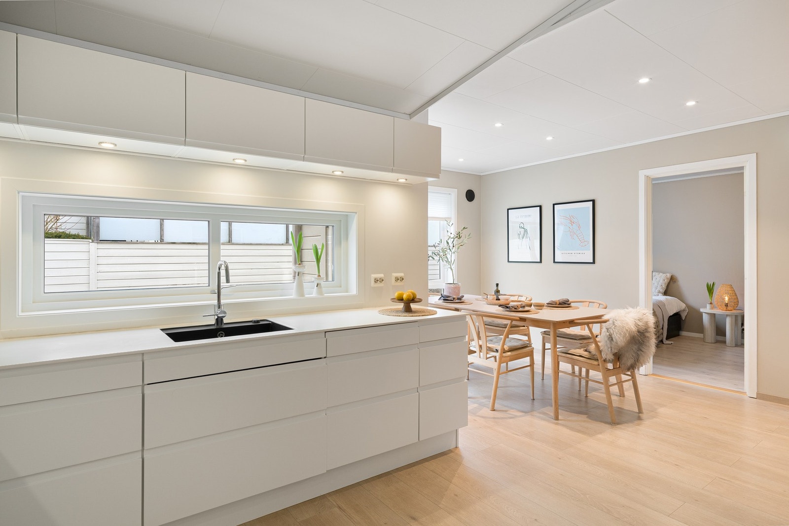 Kjøkkenet ble oppgradert av tidligere eier. Opprinnelig bod i 1 etasje ble da implementert i
kjøkken. Galleribilde