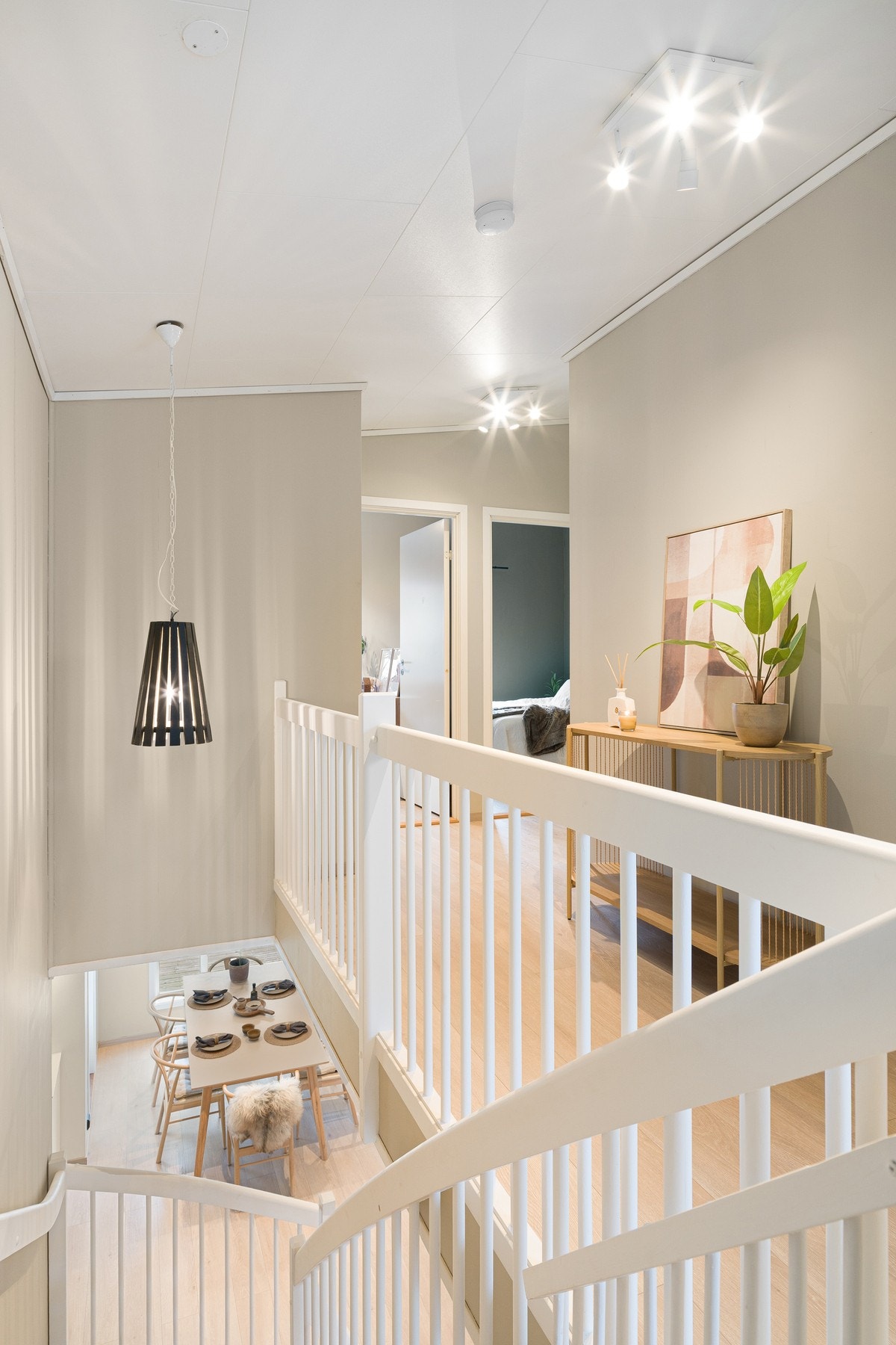 Fra stuen i 1. etasjen finner du trappen som tar deg opp til boligens 2. etasje. Galleribilde