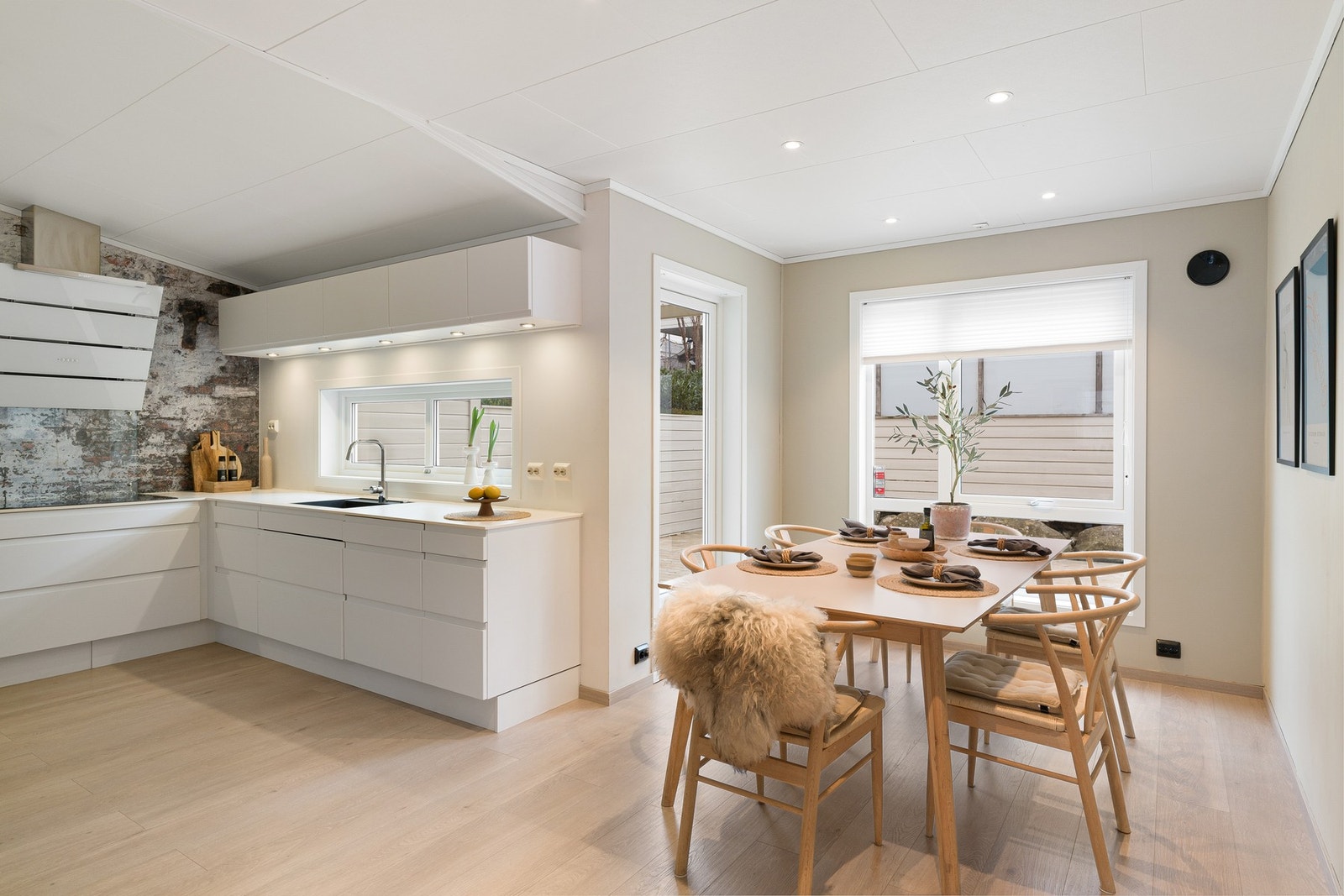 I forlengelse av kjøkkenet har man god plass til spisebord. Galleribilde