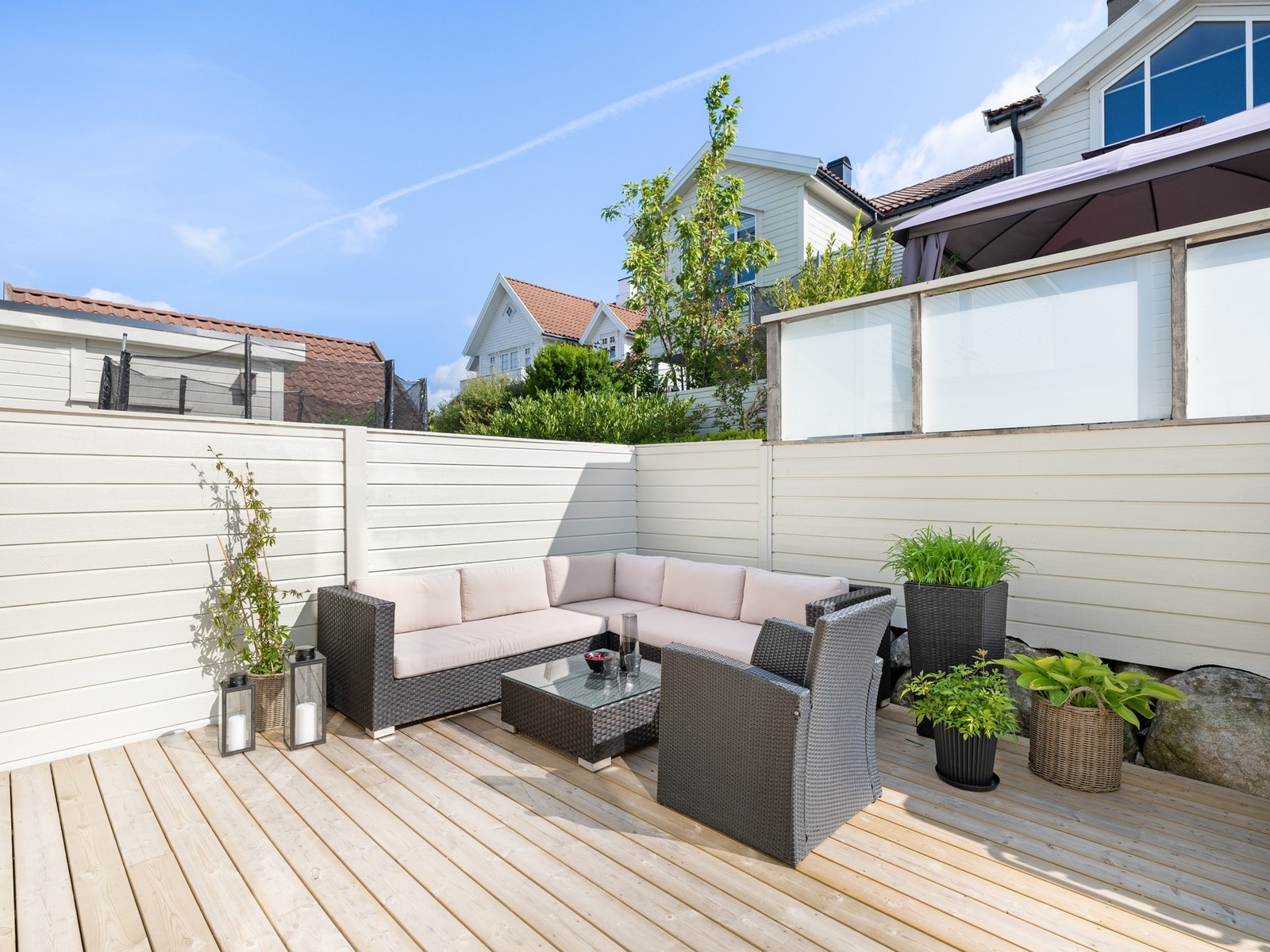 Frister det å nyte måltidene ute i frisk luft, er det kort vei fra kjøkkenet til uteområdet. Galleribilde