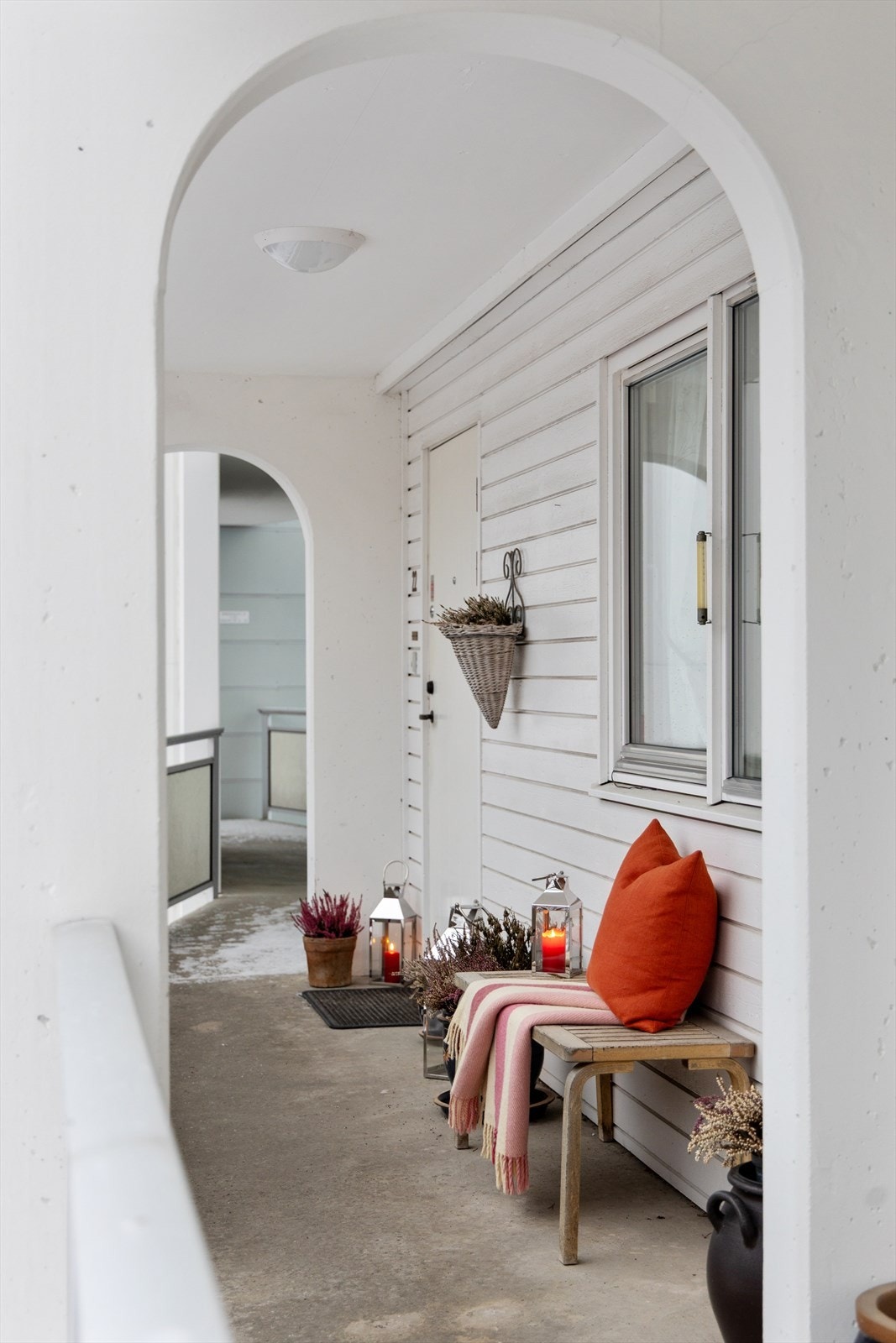 Velkommen inn. Leiligheten har en egen inngang. Vestvendt svalgang med plass for eksempelvis en benk. Galleribilde