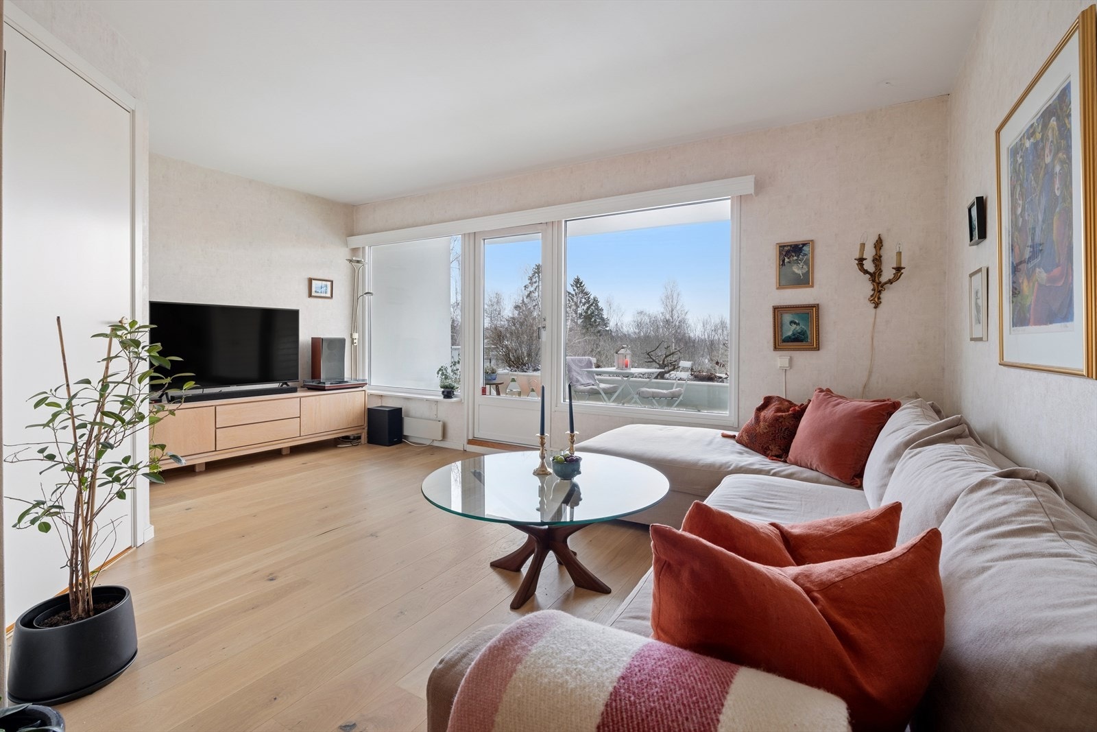 Usjenert stue med flott utsyn. Utgang til balkong og utvendig bod. Galleribilde