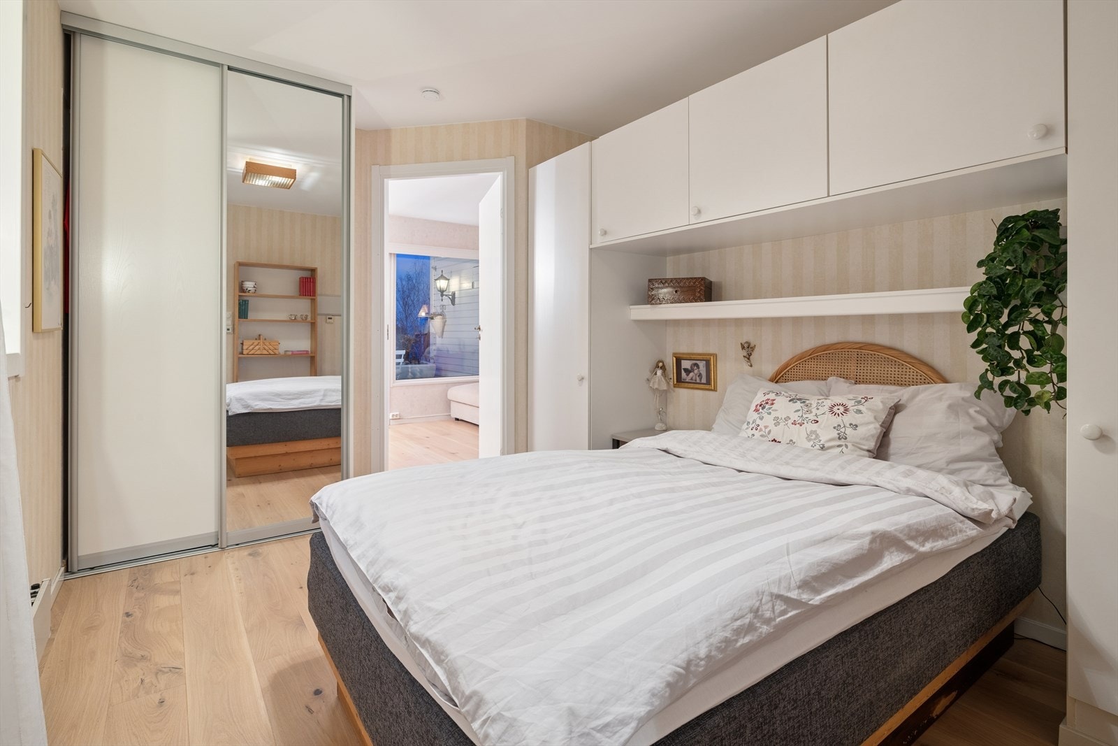 Soverom med inngang fra stuen. Galleribilde