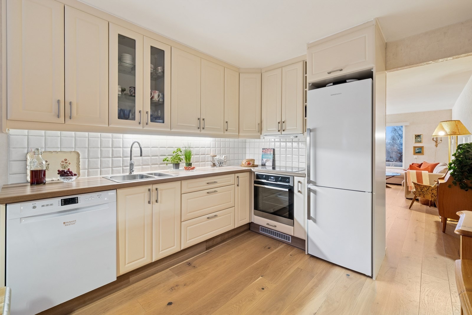 Kjøkken og gulv fra 2018. Inngang til stuen fra kjøkken. Galleribilde