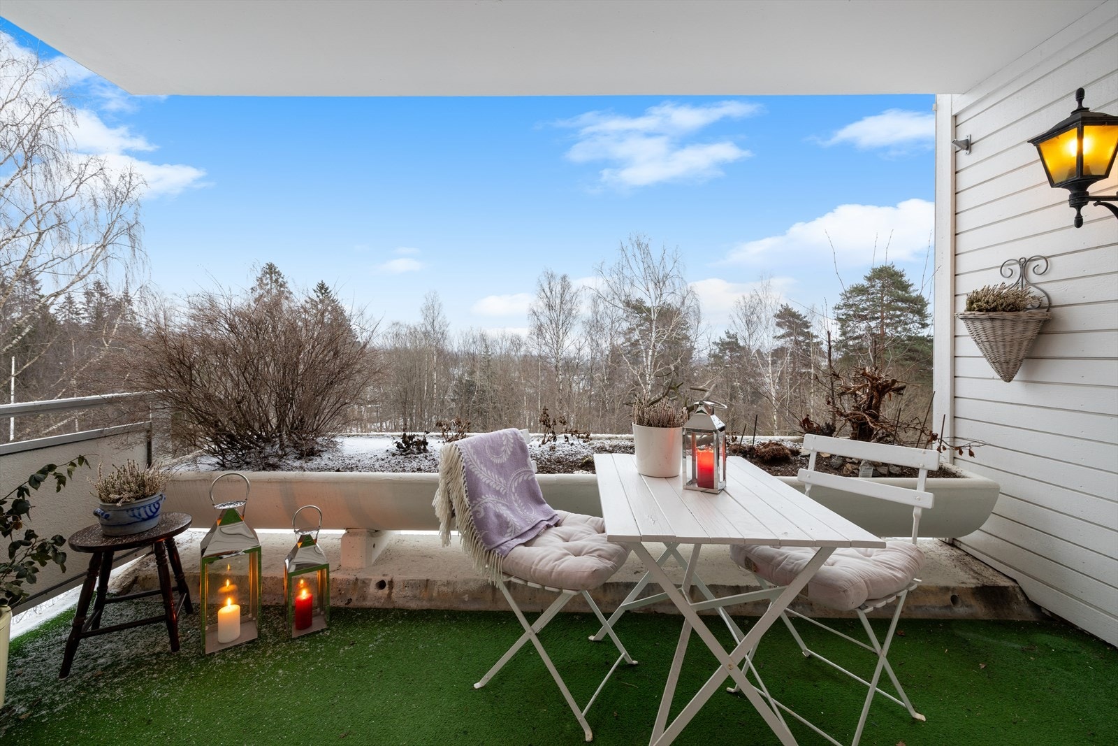 Usjenert balkong med flott utsyn mot hyggelig grønt fellesområde samt mot byen. Galleribilde