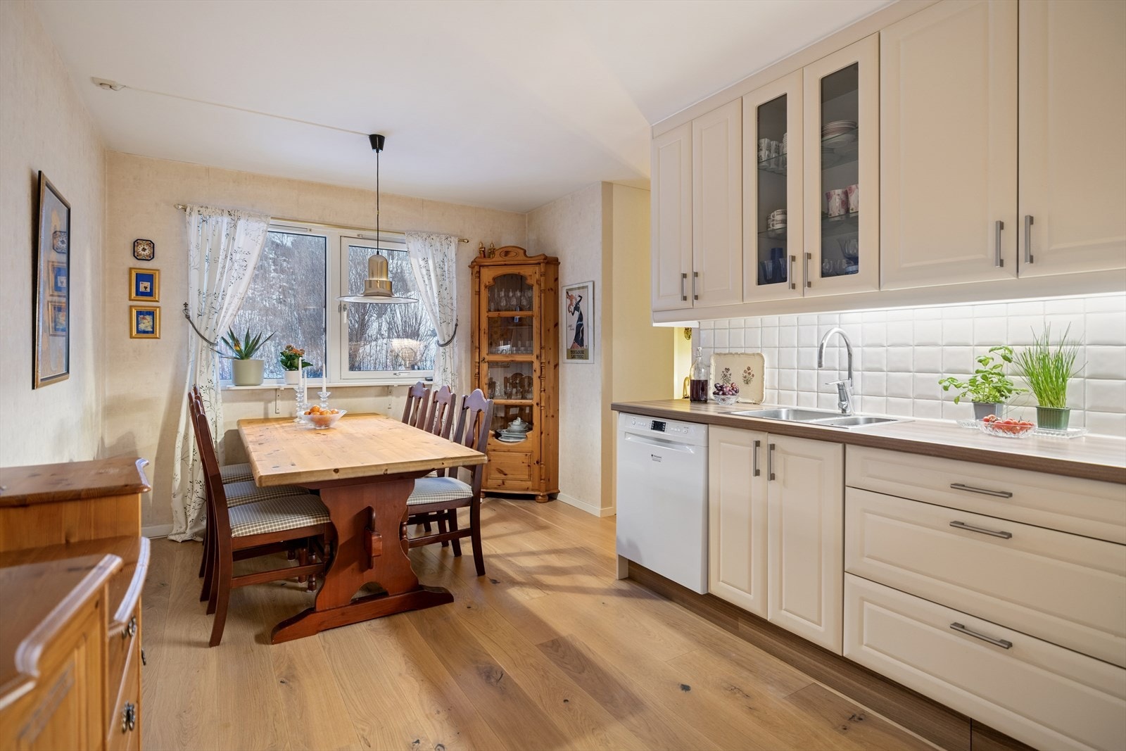 Fra entre/gangen er det inngang til kjøkken. Kjøøen er fra 2018 og med god plass til stort spisebord. Galleribilde