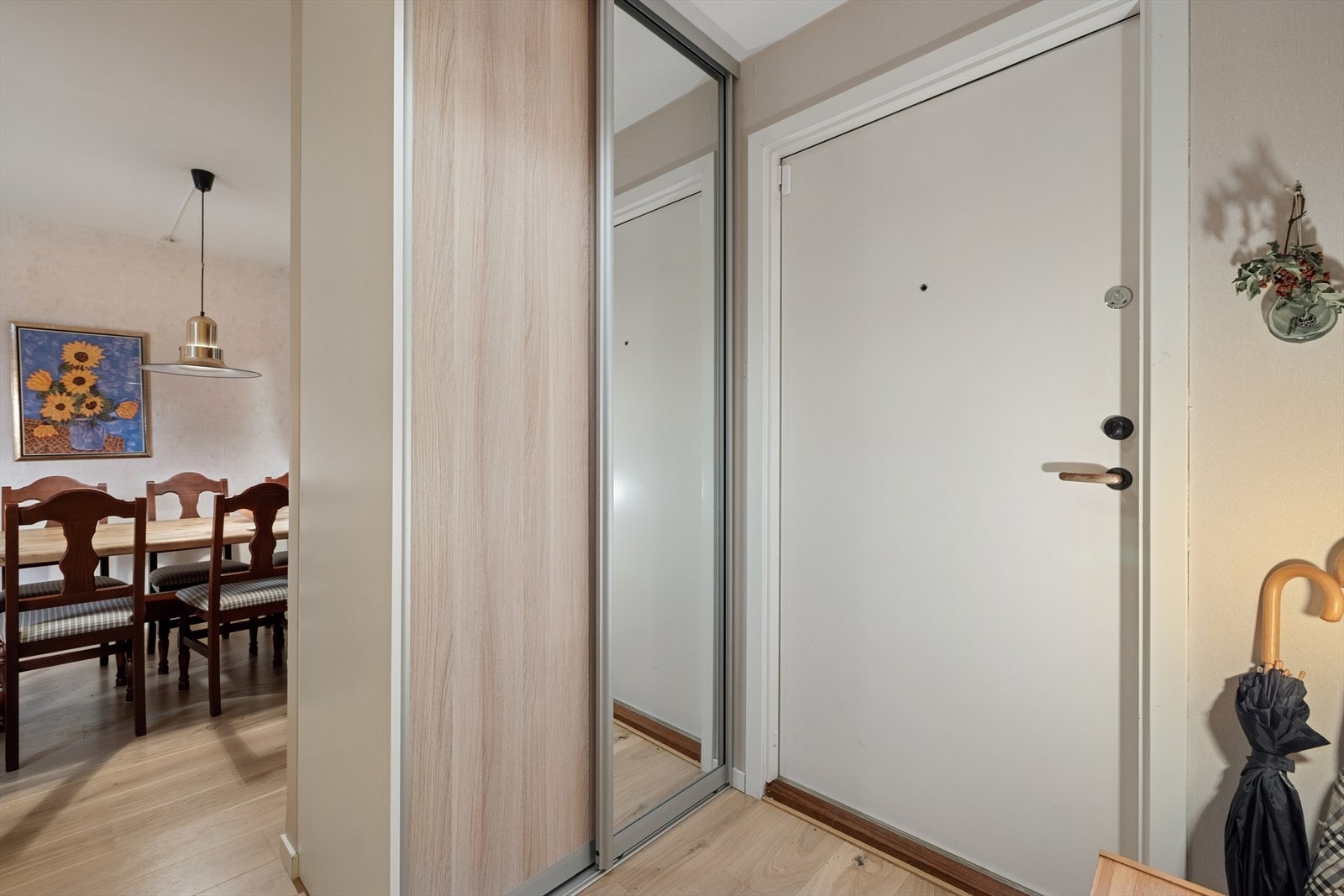 Entre/gang med skyvedørsgarderobe fra 2018. Galleribilde