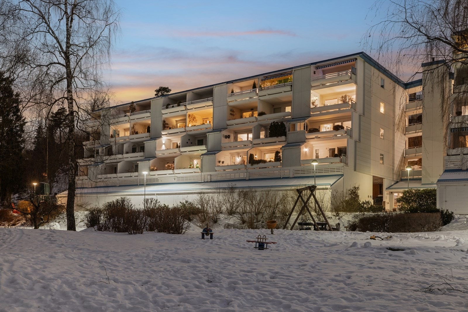 Velkommen til Morgedalsvegen 43.
Veldrevet og godt sameie. Garasjeplass. Heis i bygget. Stor og flott fellesområde med lekeplass og utegrill. Galleribilde