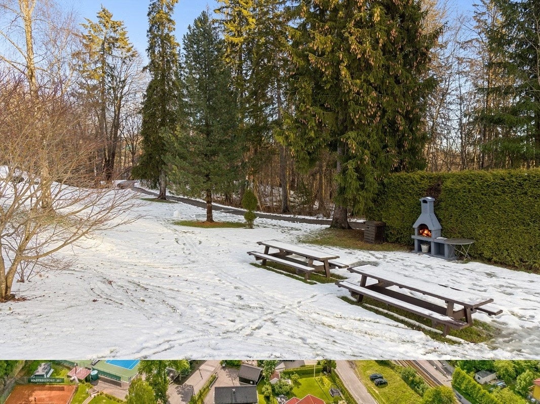 Hyggelig felles grillplass på sameiets tomt. Solrikt fellesareal. Galleribilde