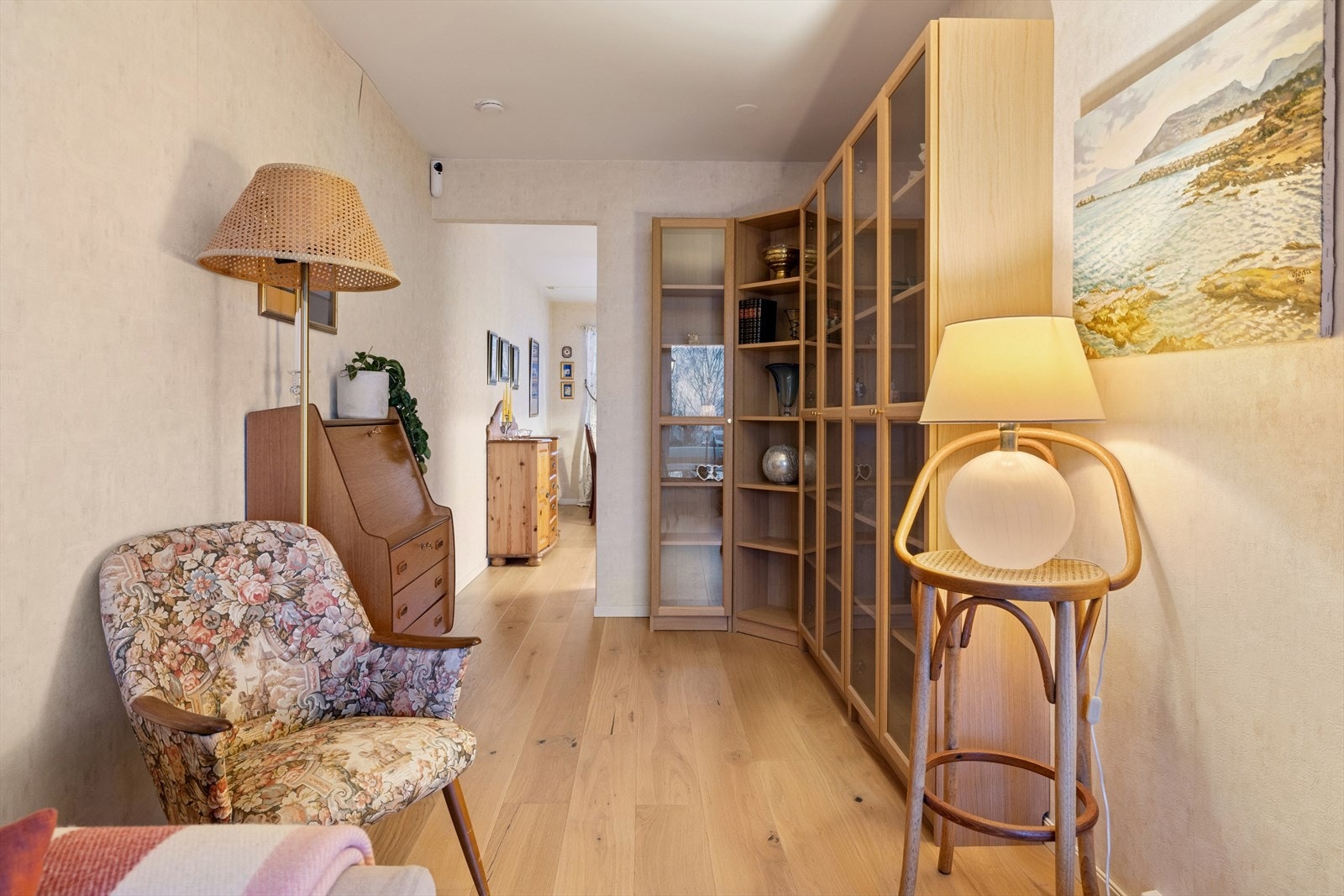 Mellom stuen og kjøkkenet har du god plass til skap og en hyggelig lesekrok. Her kan man møblere med spisestue, kontor. Galleribilde