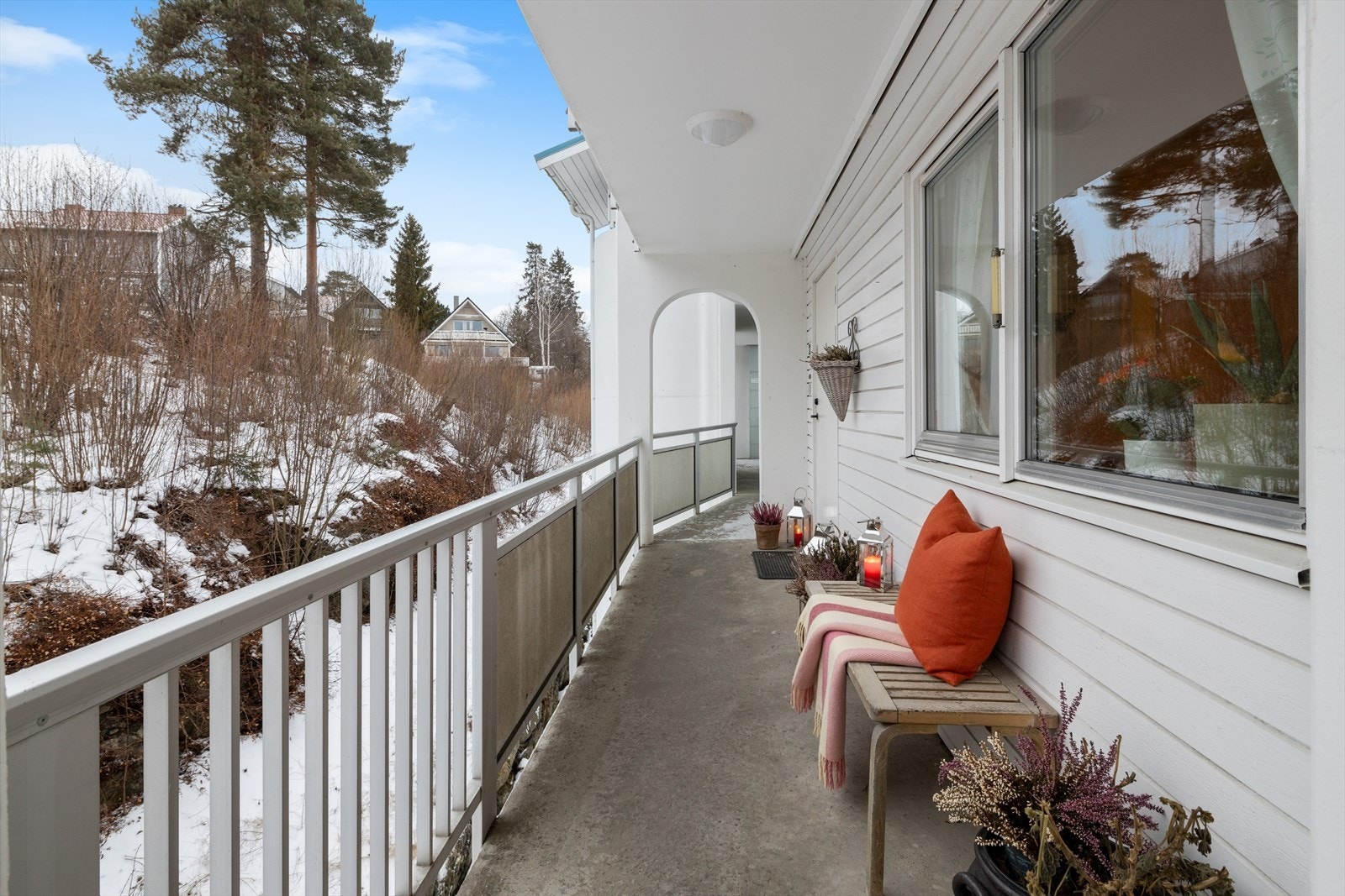 Vestvendt svalgang med plass til et par stoler eller en hyggelig sittebenk. Galleribilde