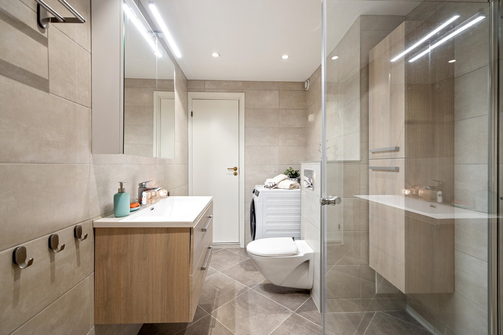 Lekkert flislagt bad fra 2018 med varmekabler på gulv. Galleribilde