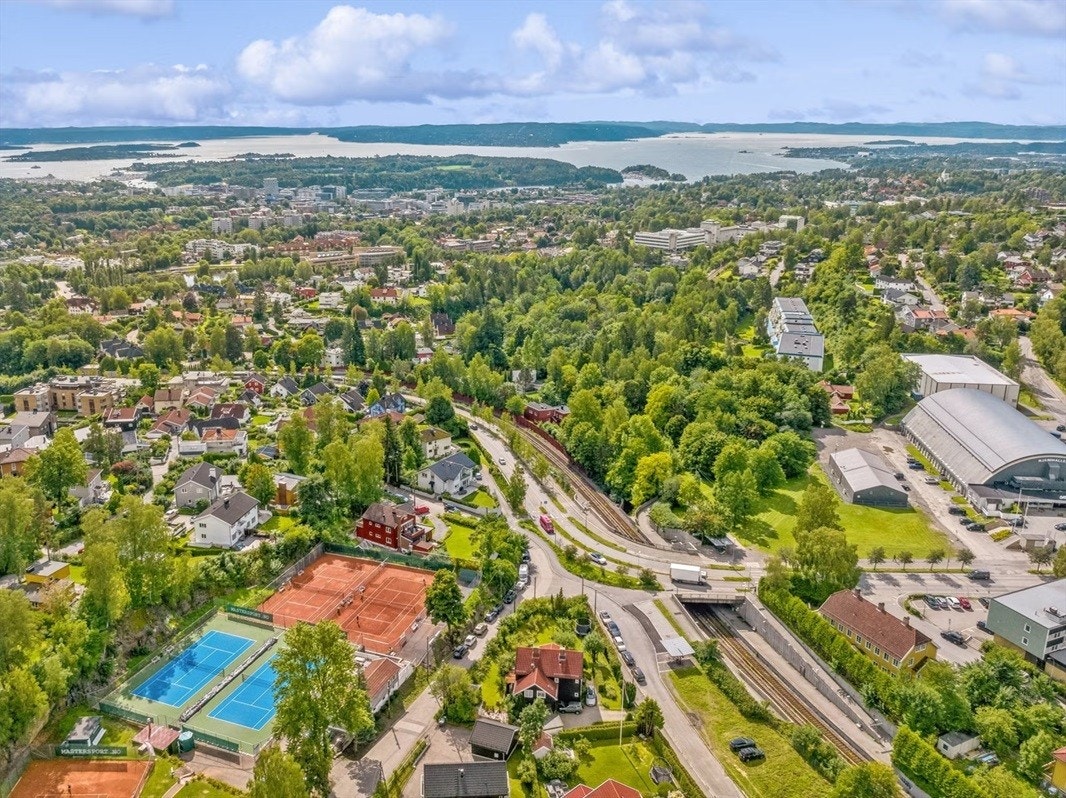 Fra boligen er det gangavstand til Njårdhallen, SATS, offentlig kommunikasjon og dagligvarehandel. Galleribilde