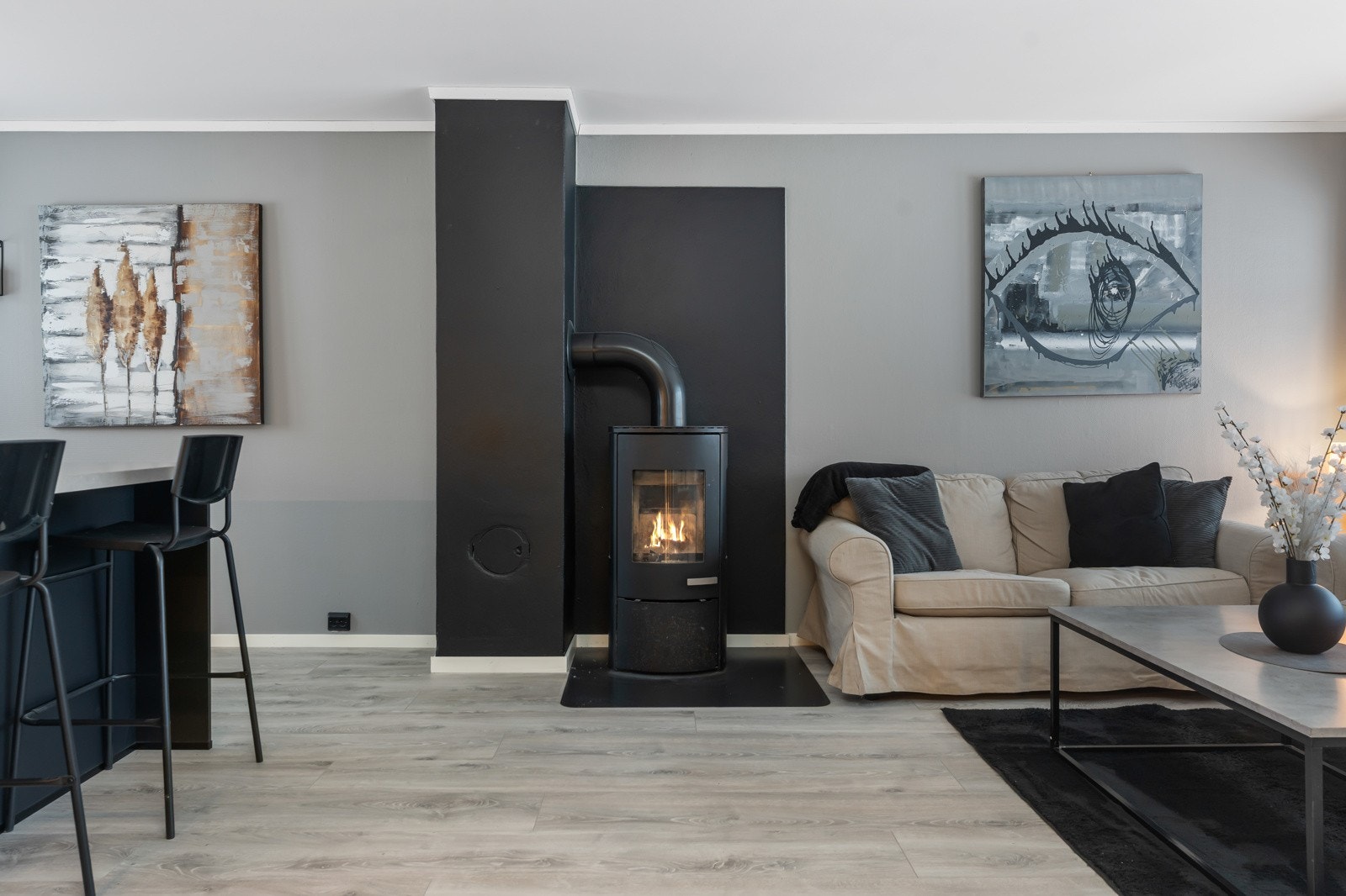 Stue/kjøkken har varmekabler i gulv og installert koselig peisovn. Galleribilde