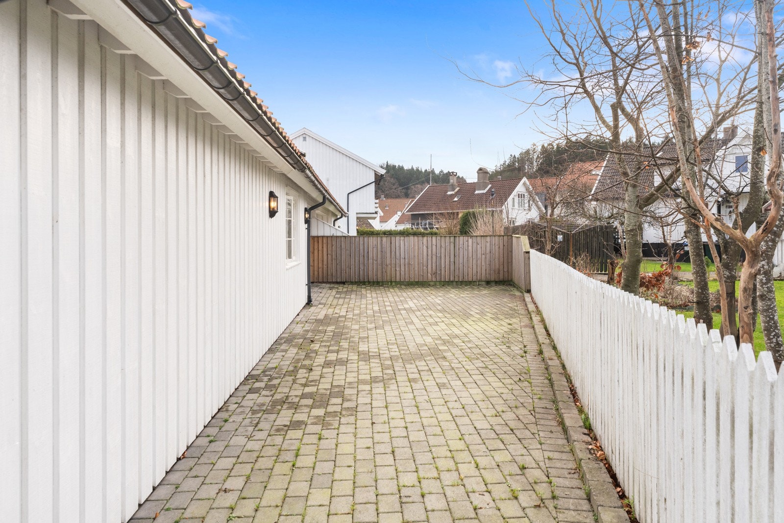 Uteplassen ligger skjermet og usjenert. Galleribilde