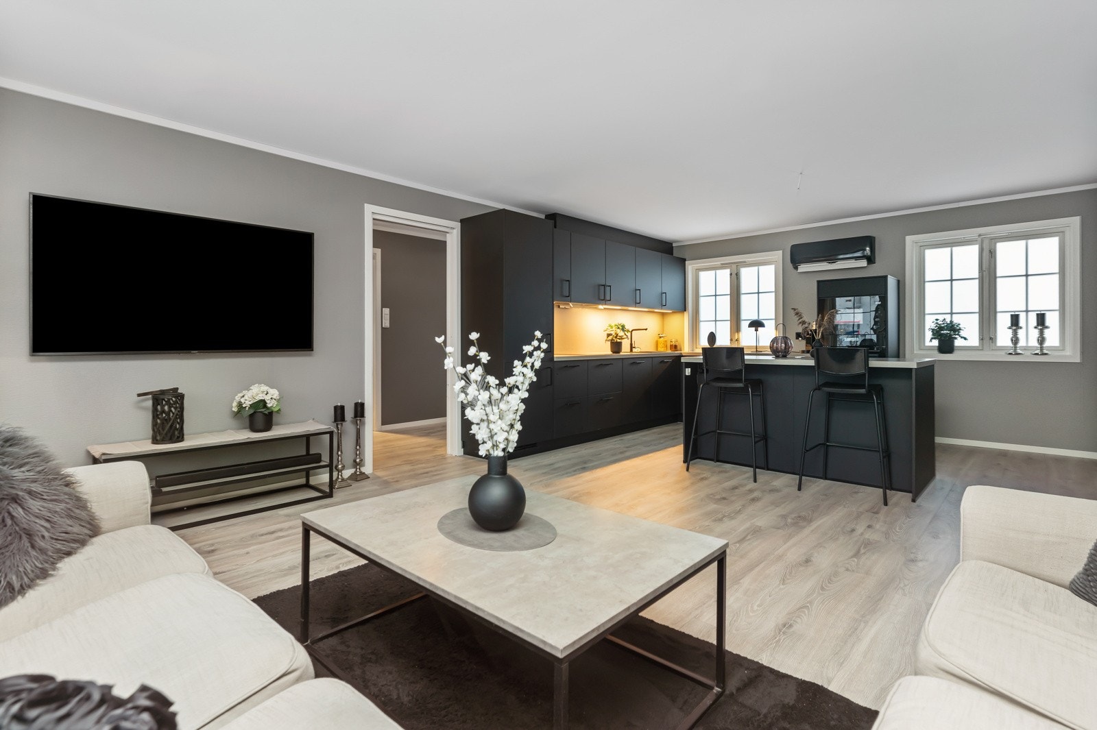 Boligen har blitt pusset opp den senere tid med bl.a nye gulv i flere rom og malte overflater i tidsriktige farger. Galleribilde