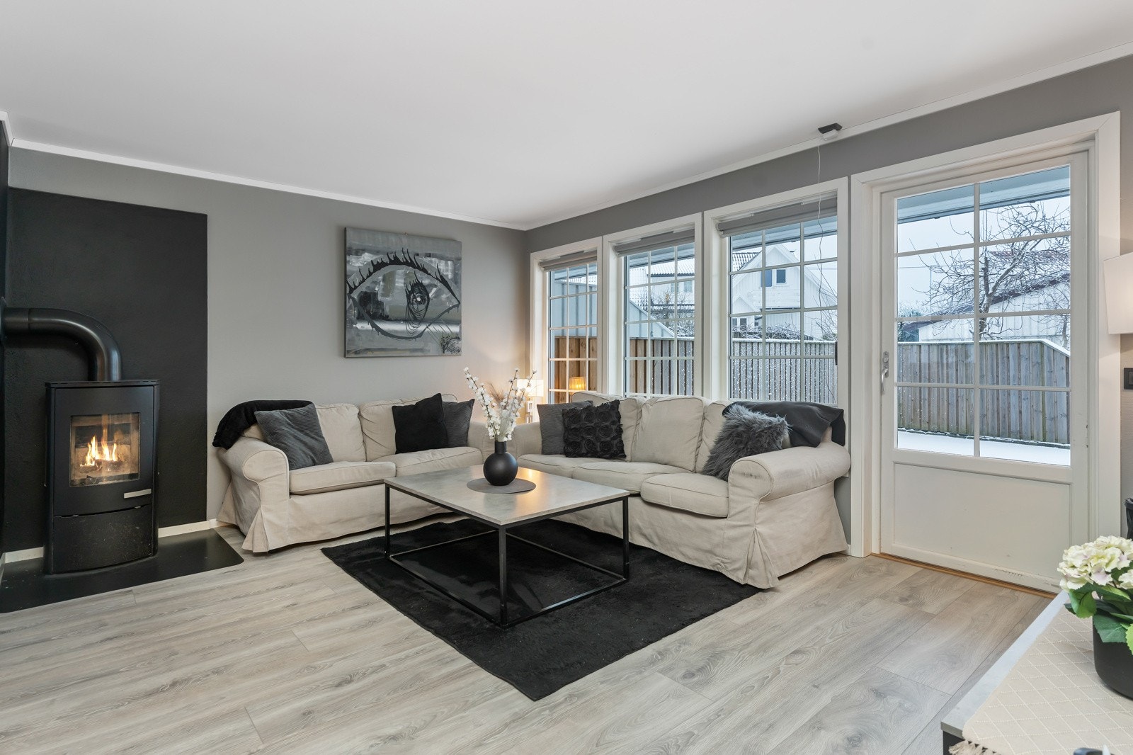 Stuen er innbydende med nyere peisovn og store vindusflater med elektriske rullegardin. Utgang fra stuen til stor platting med gode solforhold. Galleribilde