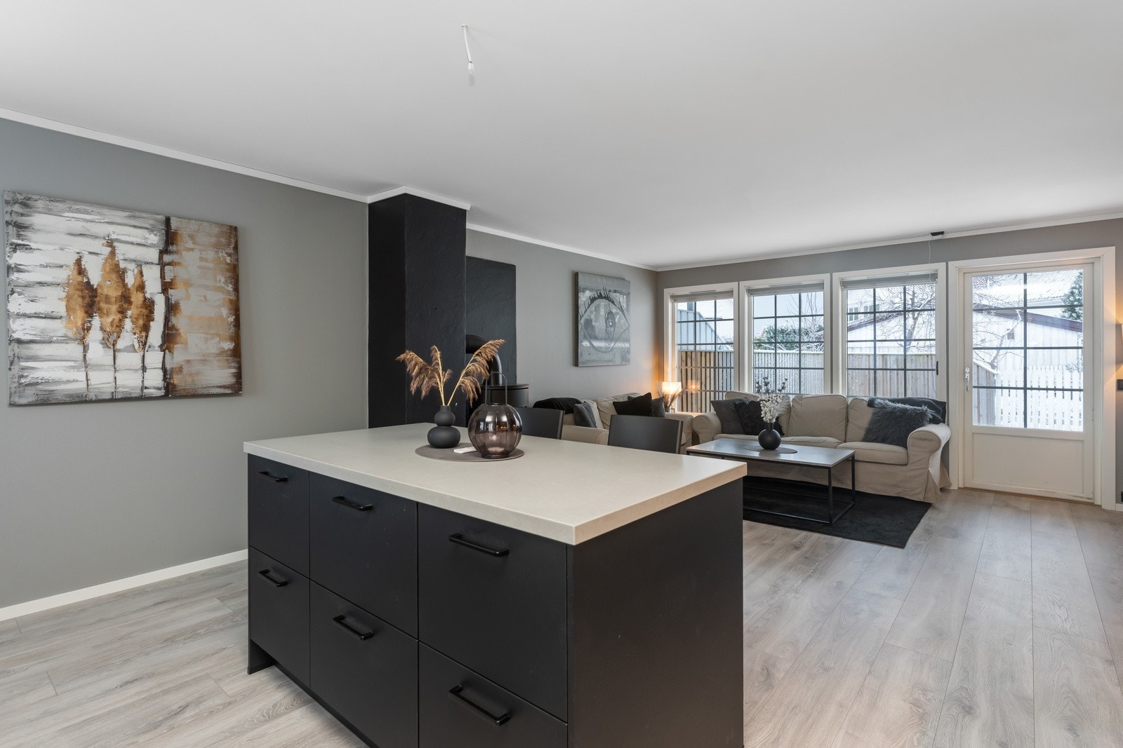 Stuen har gode vindusflater som slipper inn mye lys som gjør rommet lyst og luftig. Galleribilde