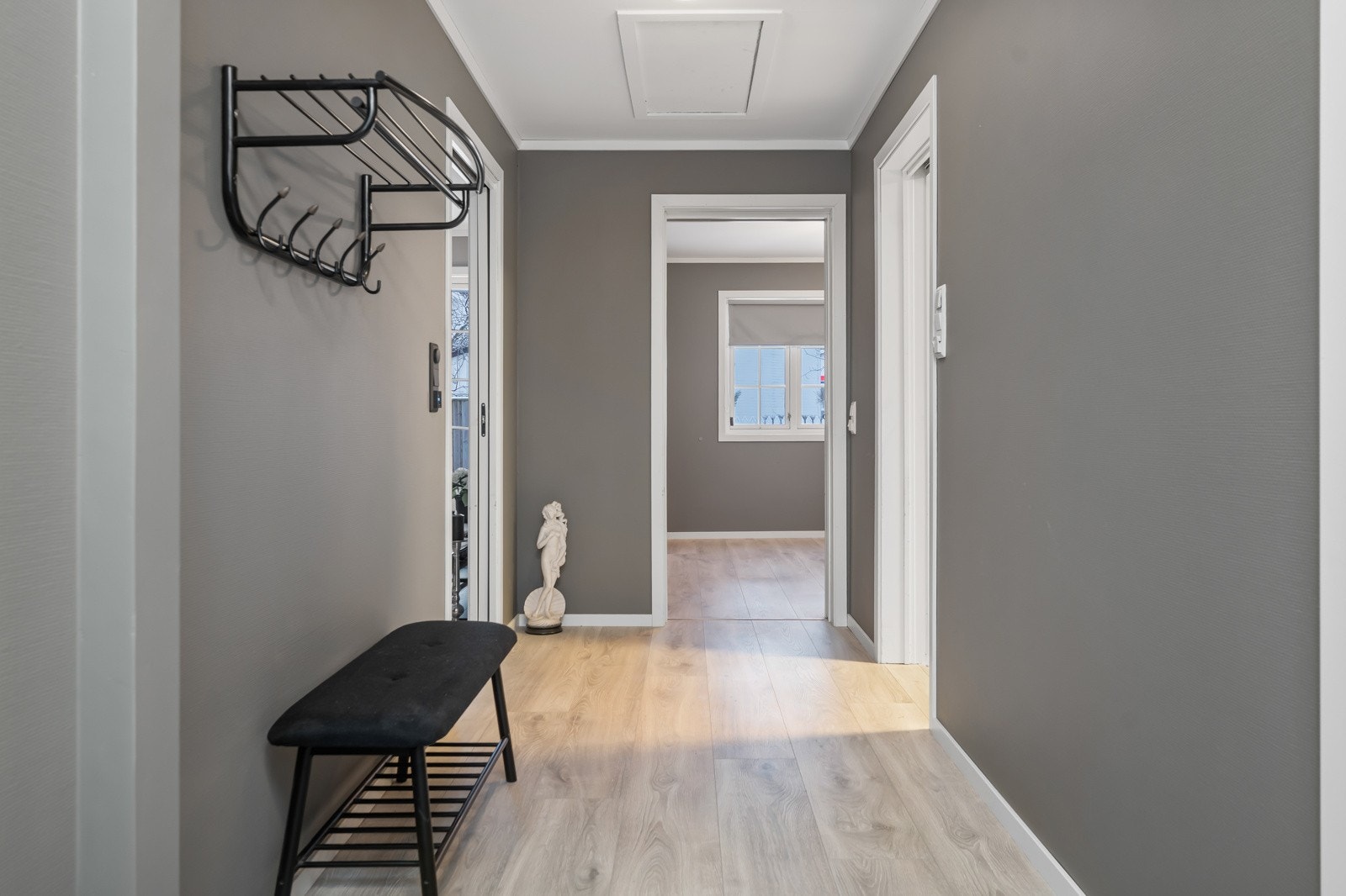 Fra den romslige gangen er det videre adkomst til soverom og bad. Galleribilde