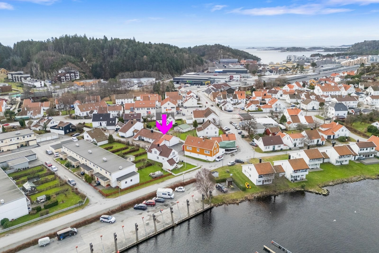 Fra boligen er veien kort til elva og båthavn samt Mandal sentrum og Furulunden med sine flotte stier og strender. Galleribilde