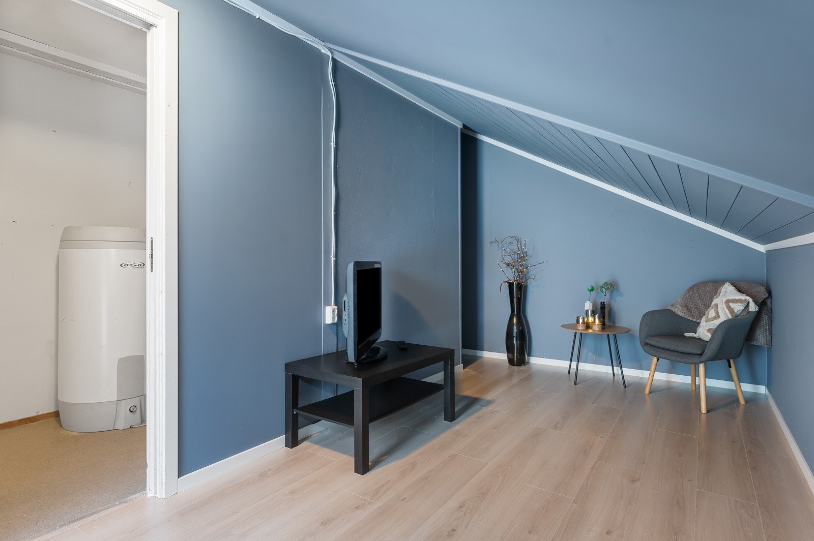 Bod/hobbyrom har nytt laminatgulv og videre adkomst til boder og garasje. Galleribilde