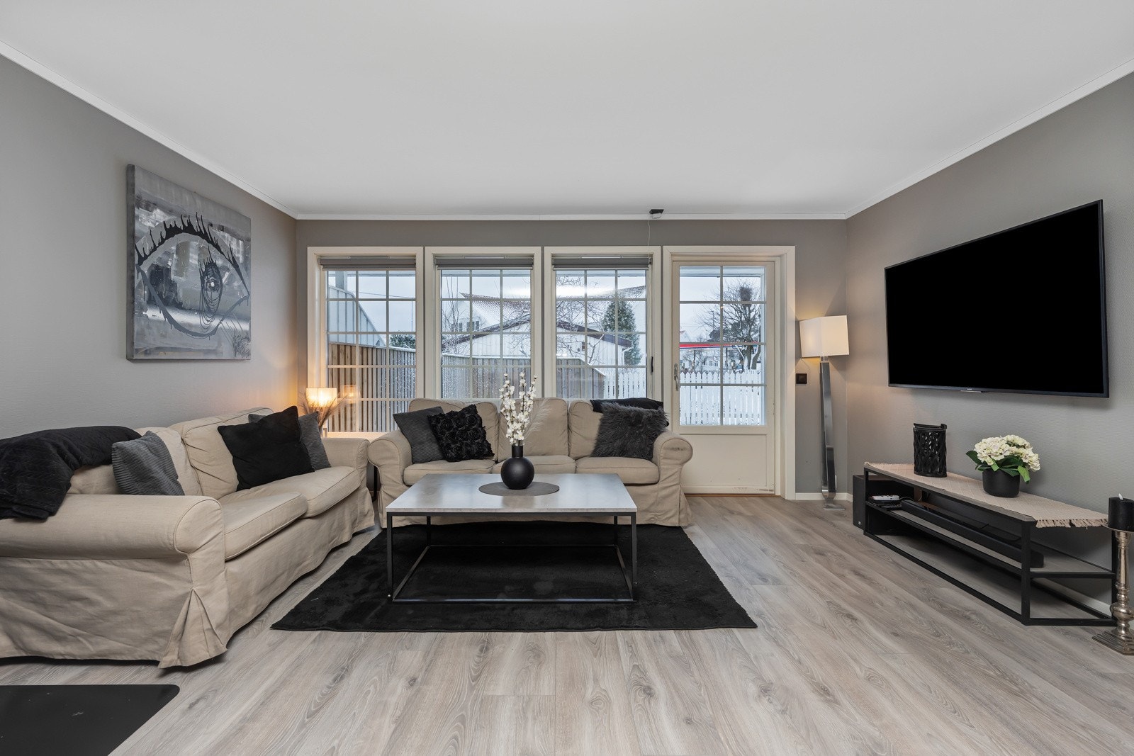 Fra den flotte stuen er det adkomst til stor platting. Galleribilde