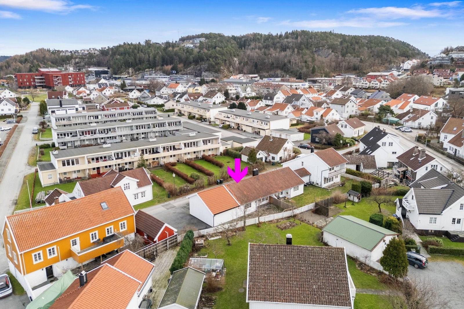 I nærområdet er det også flotte turområder med merkede stier og utsiktspunkter. Sykkelavstand til skoler og idrettsanlegg. Galleribilde