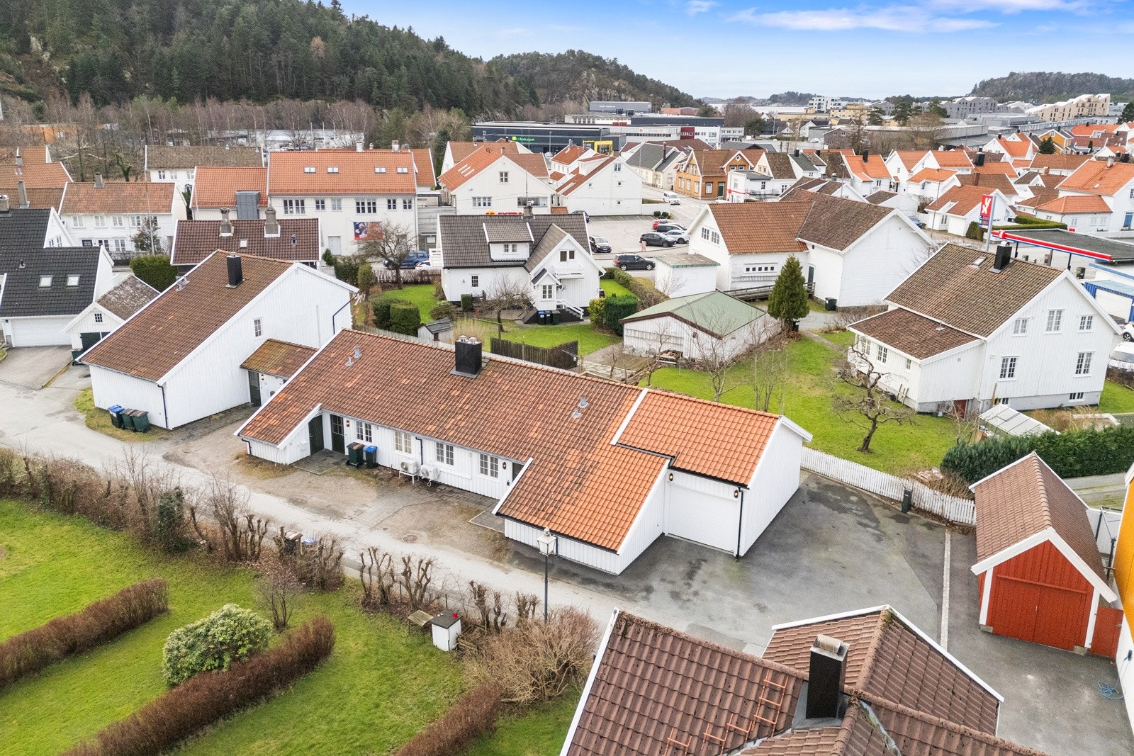 Boligen ligger sentralt i et verneverdig område med gammel trehusbebyggelse og nyere bebyggelse nær dagligvarebutikk og busstopp. Galleribilde