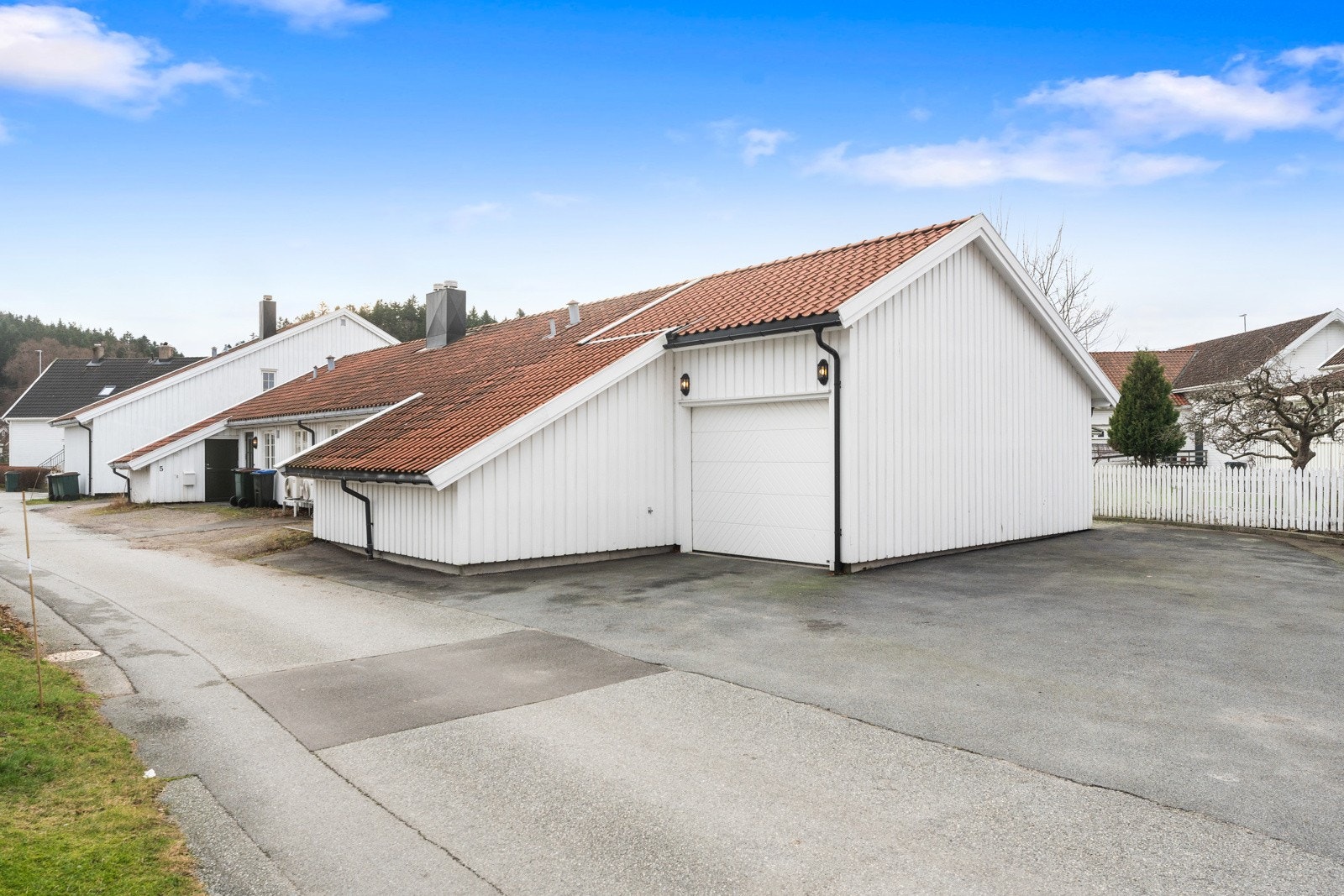 Asfaltert uteområde ved garasjen med 2 biloppstillingsplasser. Galleribilde