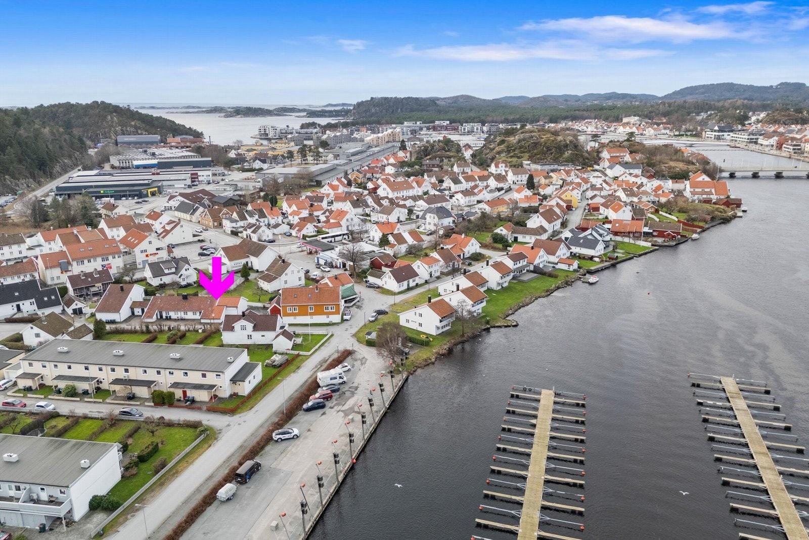 Boligen ligger meget sentralt nær elva med gåavstand til sentrum. Båthavn, matbutikk og busstopp like ved. Galleribilde