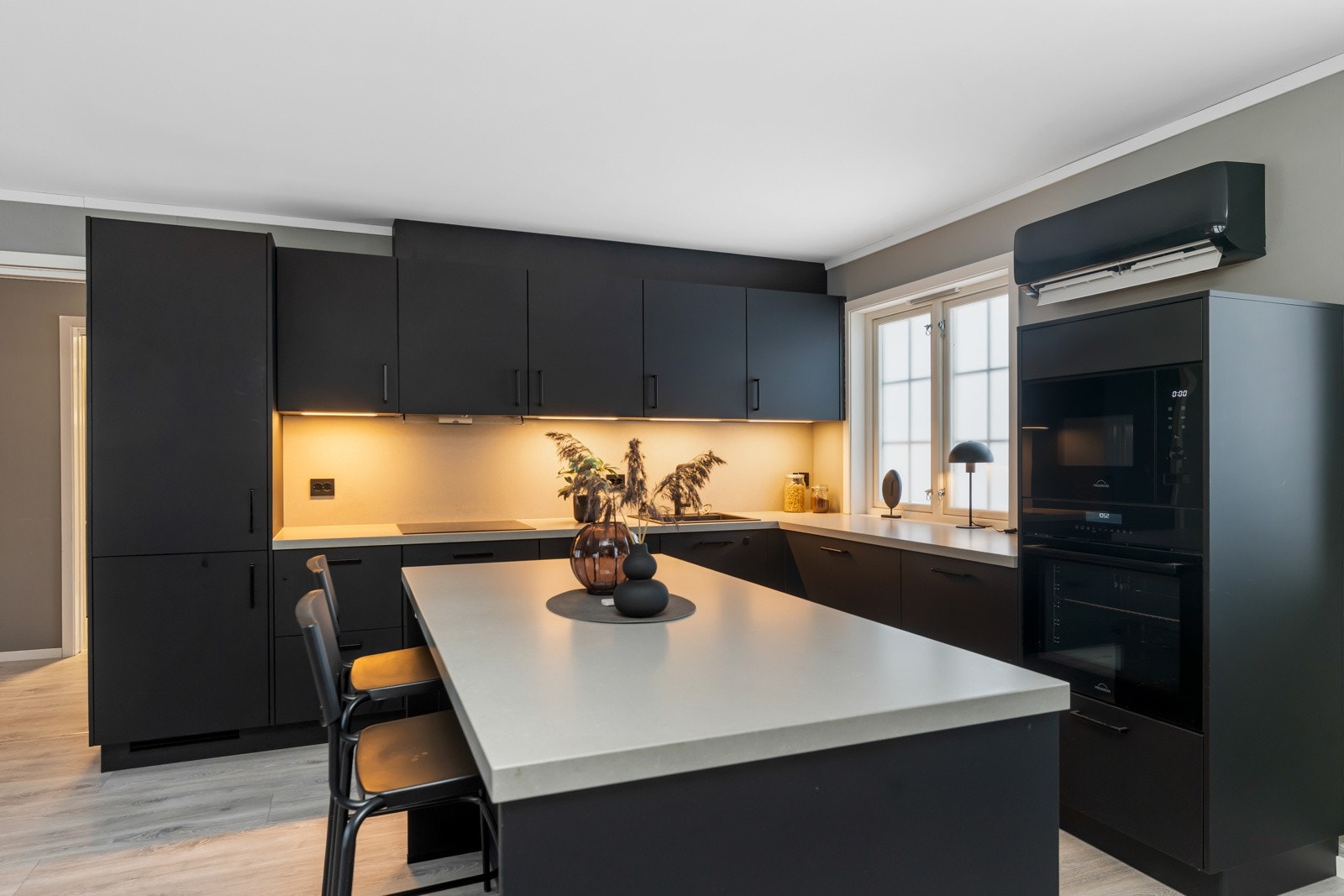 Kjøkkenet er lekkert med kjøkkenøy og god skap-og benkeplass. Innredning fra KEO levert av Kjøkkensenteret. Galleribilde