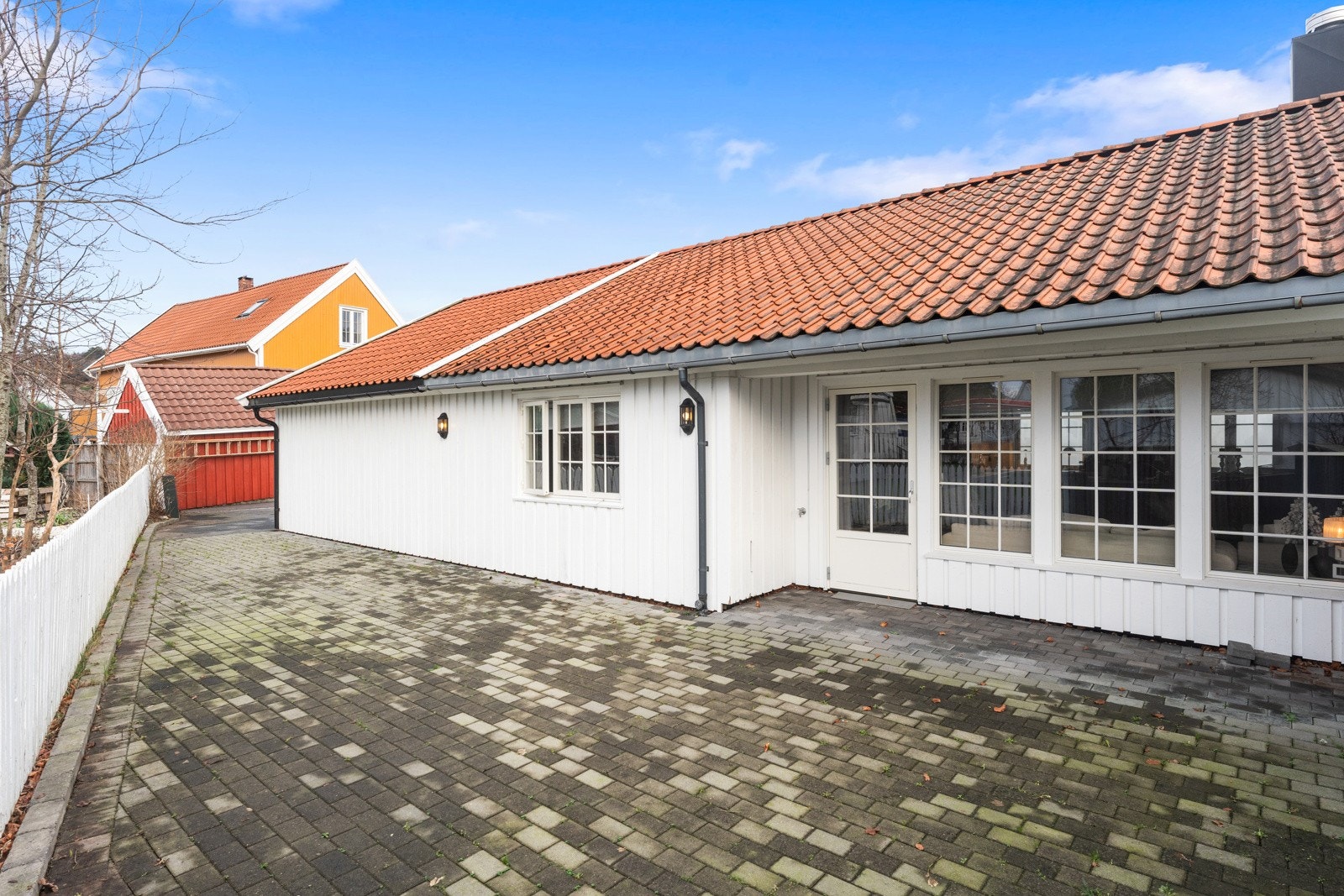 Platting med belegningsstein med god plass til flere sittesoner. Galleribilde